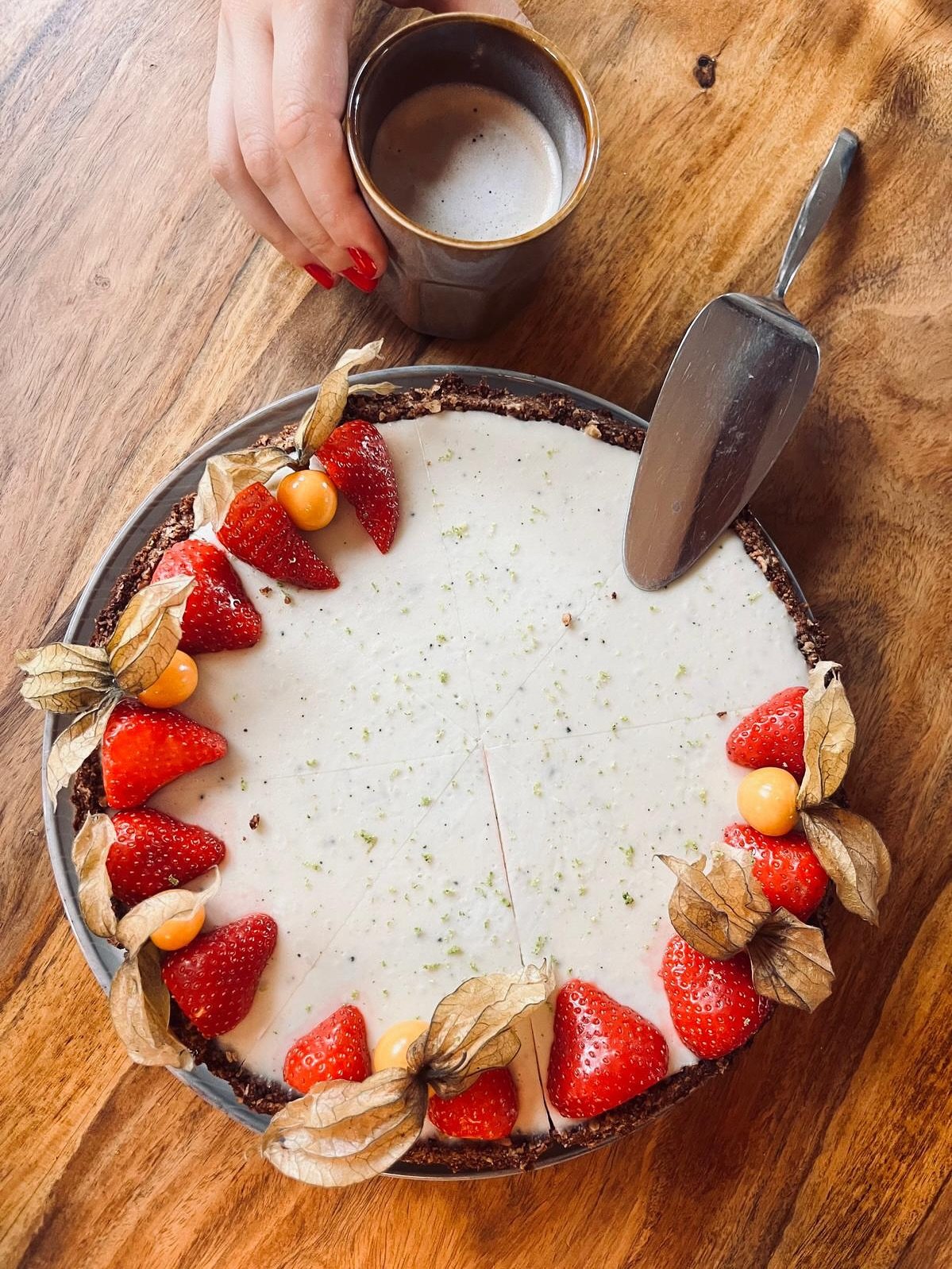 Hallloooo Sommer ☀️🌻&hearts;️

Lust auf was s&uuml;sses-frisches-sommerliches? 

Kokos-Limetten-Tarte 

Kuchenform (Tarte) 28 cm 

Zutaten Mandelboden:
200 g Mandeln gemahlen
75 g Haferflocken bei Bedarf glutenfrei 
120 g Soft-Datteln entkernt
2 EL 