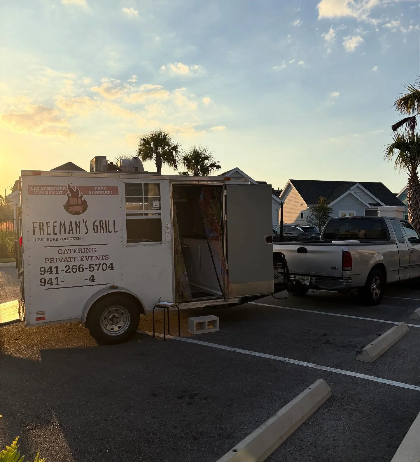 Don&rsquo;t miss out on some delicious food from Freeman&rsquo;s Grill food truck!! Conveniently parked right in front of the clubhouse until 8pm tonight! 🍗🍖🚚