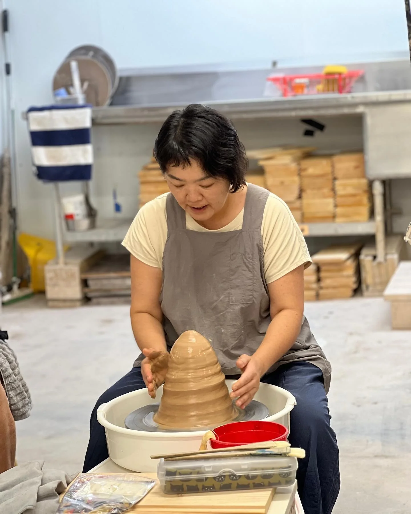 We were so thrilled to host @senceramicworks this weekend for a workshop in Portland. Izumi demonstrated the frequently used Japanese method of working from a large hump of clay to make multiple pieces including yunomi (everyday tea cups) and small p