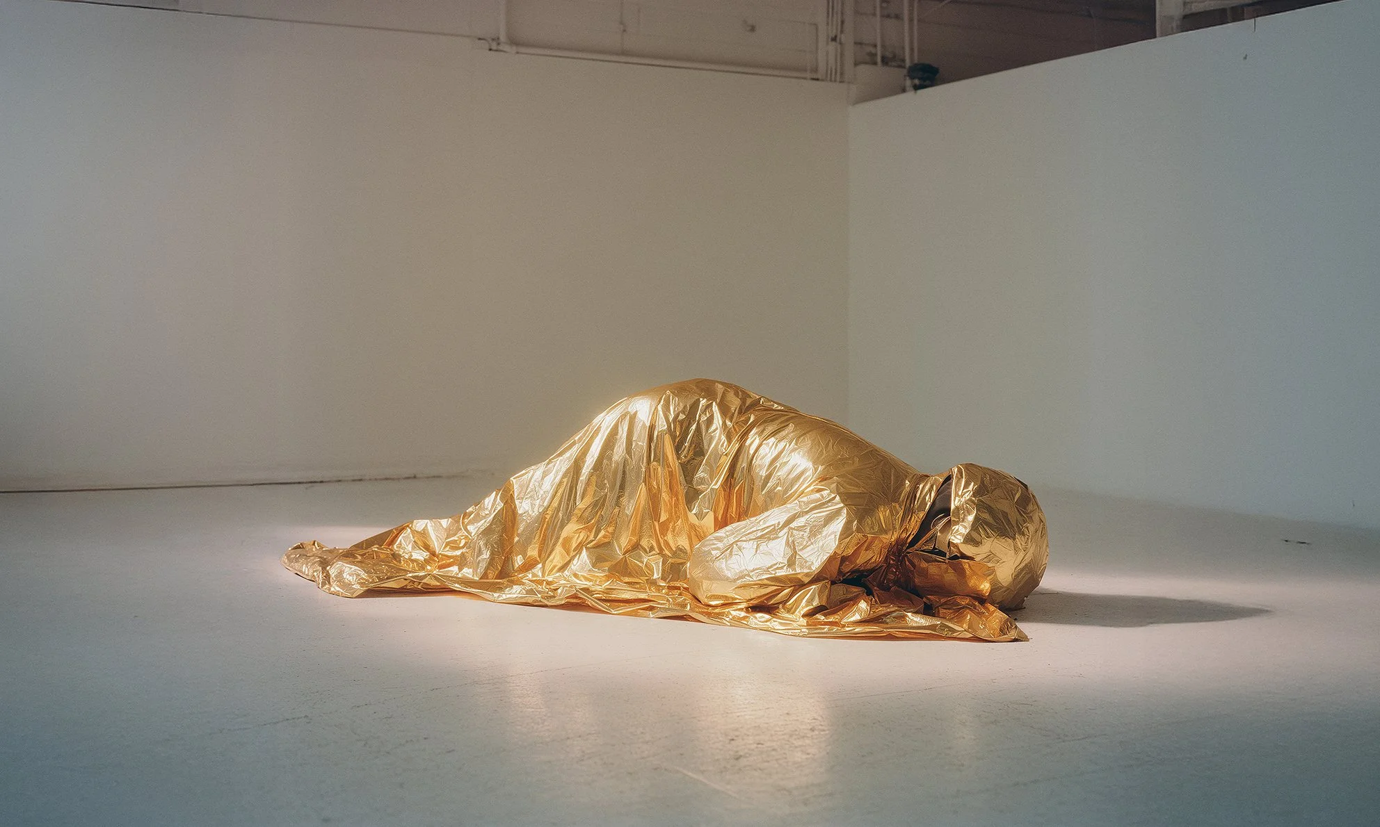 Galerie-Hamid-Khellafi-Wahib-Chehata-Anthropometries-2025-Penitent-Installation-Dimvariables.jpg