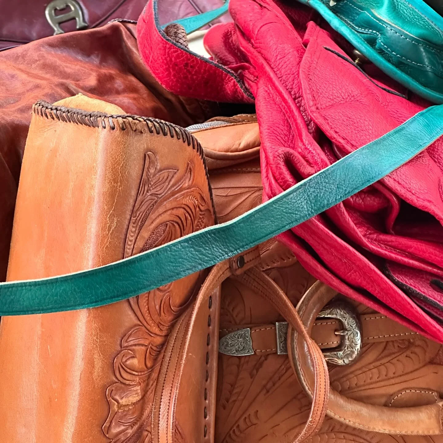 Leather goods coming to the shop today✨👜⭐️👜 come check them out⭐️ 

Open 10-6 

#leather #bags #purses #thrift #vintage #sustainability #fashionable #rhodeisland #thrifted #fashiongram