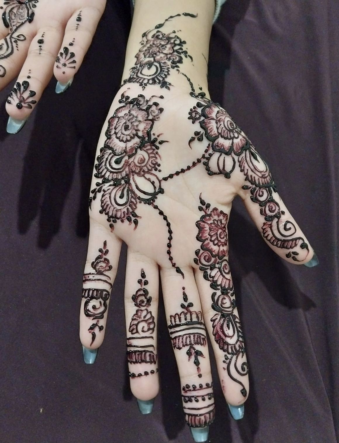 R Henna Mehindi