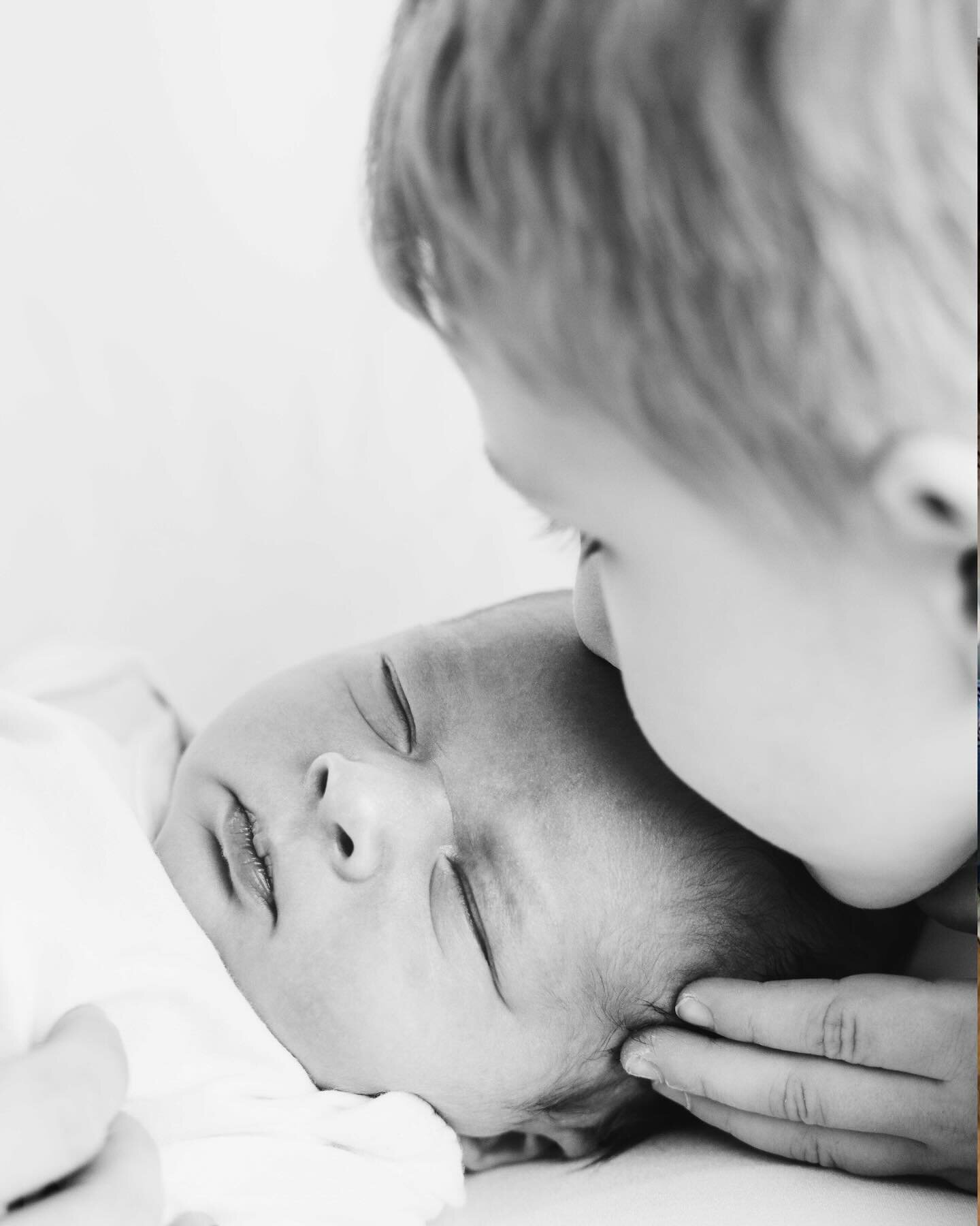 heute m&ouml;chte ich euch wiedermal einen Blick hinter die Kamera geben. Geschwisterbilder sind immer etwas ganz besonderes; oftmals entscheiden sich die Familien beim Gestalten der Geburtskarte neben einem Portrait des Babys auch f&uuml;r ein Gesch