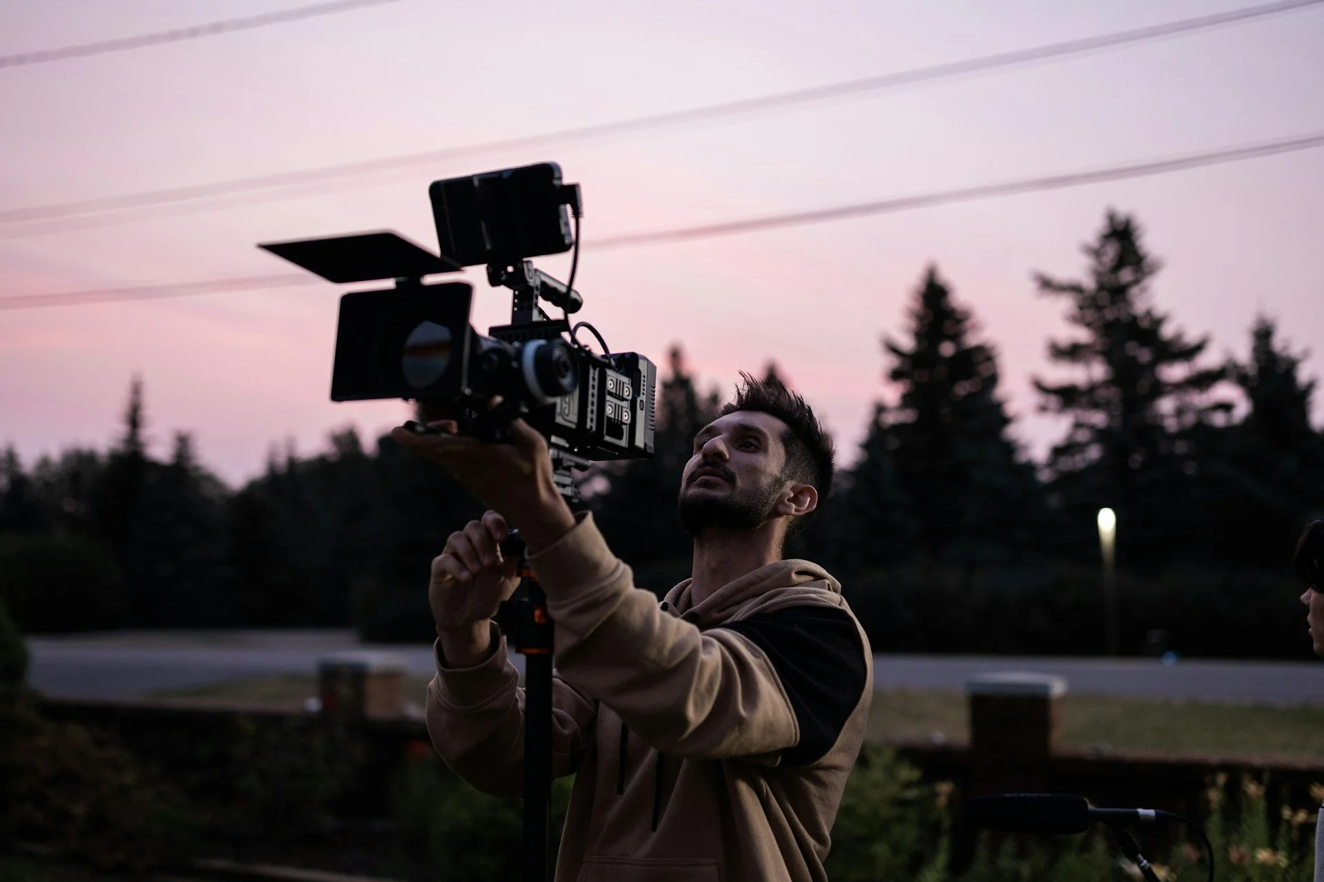 Freelance Video Producers vs. Full Crews for Outdoor Shoots