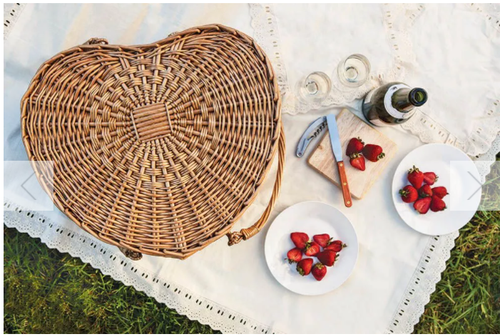 Heartshaped Picnic Basket .png