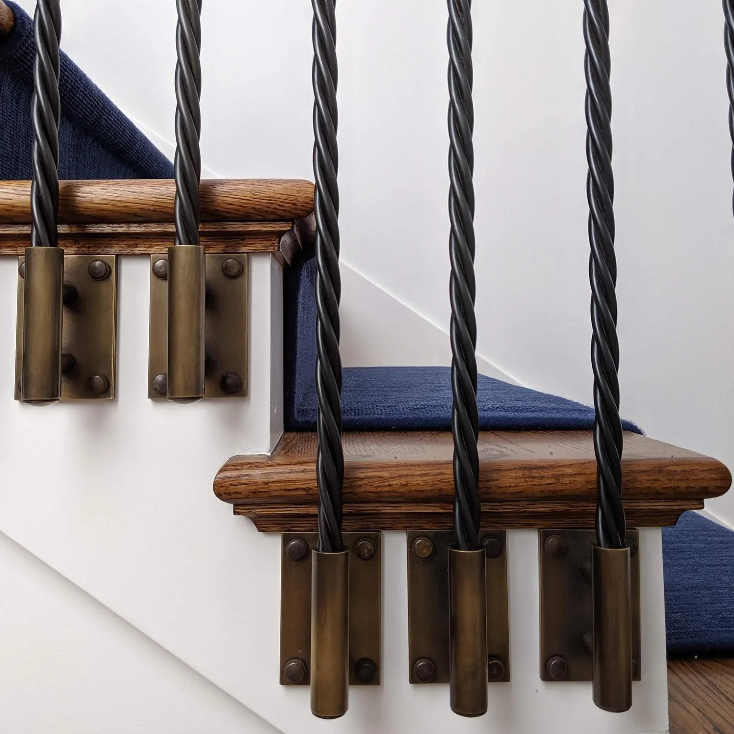 Throwback to this collaboration with @mary_revelli_one_off 
 
Its all in the 𝗗𝗘𝗧𝗔𝗜𝗟𝗦 and 𝗣𝗥𝗘𝗖𝗜𝗦𝗜𝗢𝗡 when it comes to this custom stair baluster
 
#interiordesign #architecture #homedecor #curated #modernhome #stairdesign #custommetal