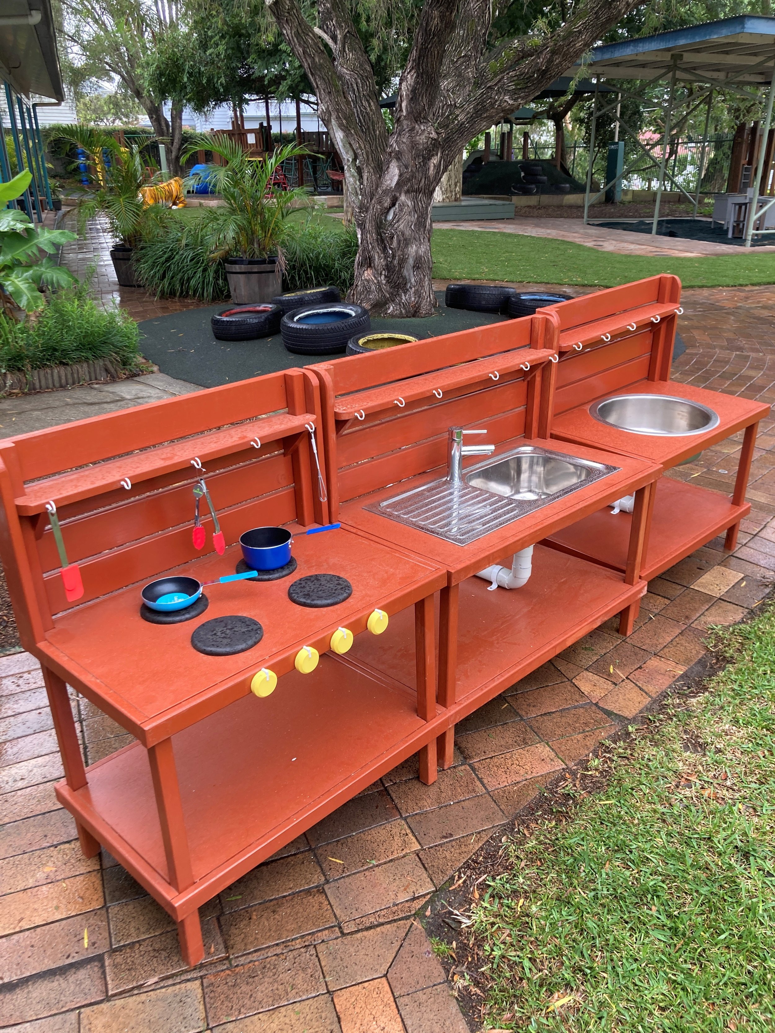 The delivery of mud kitchen to Wavell Heights Kindy is complete (April 2025). Special thanks to all those who helped with the construction of this Michelin Starred kitchen. I hear that the pies are epic.
