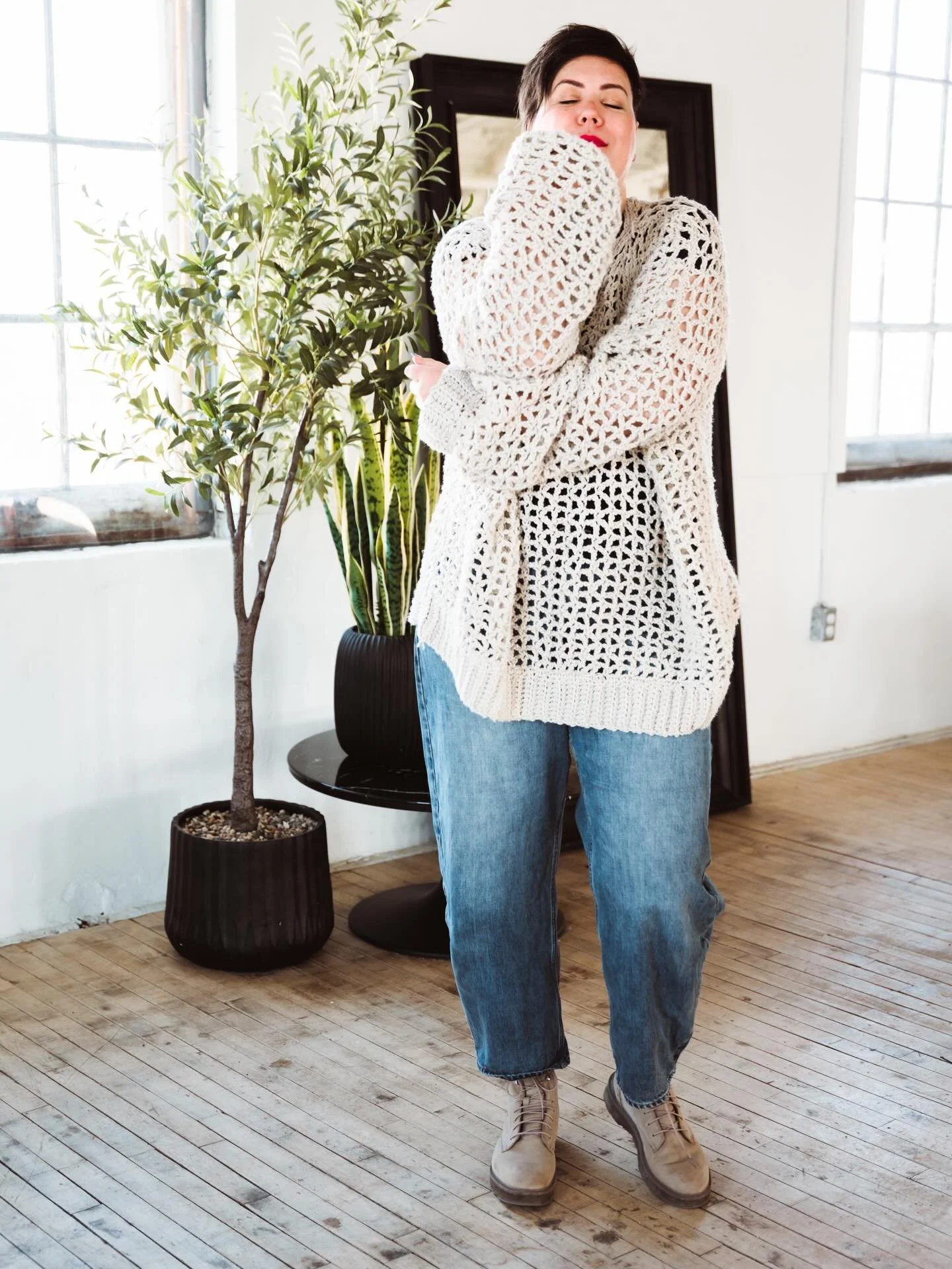 Stop your scroll! 

Looking for updated photos to spice up your feed? 

Join me Tuesday where I take your photos, @withjoannalean captures video b-roll for you and you can hang out with some other rad local business bosses! 

We will be at the @holis