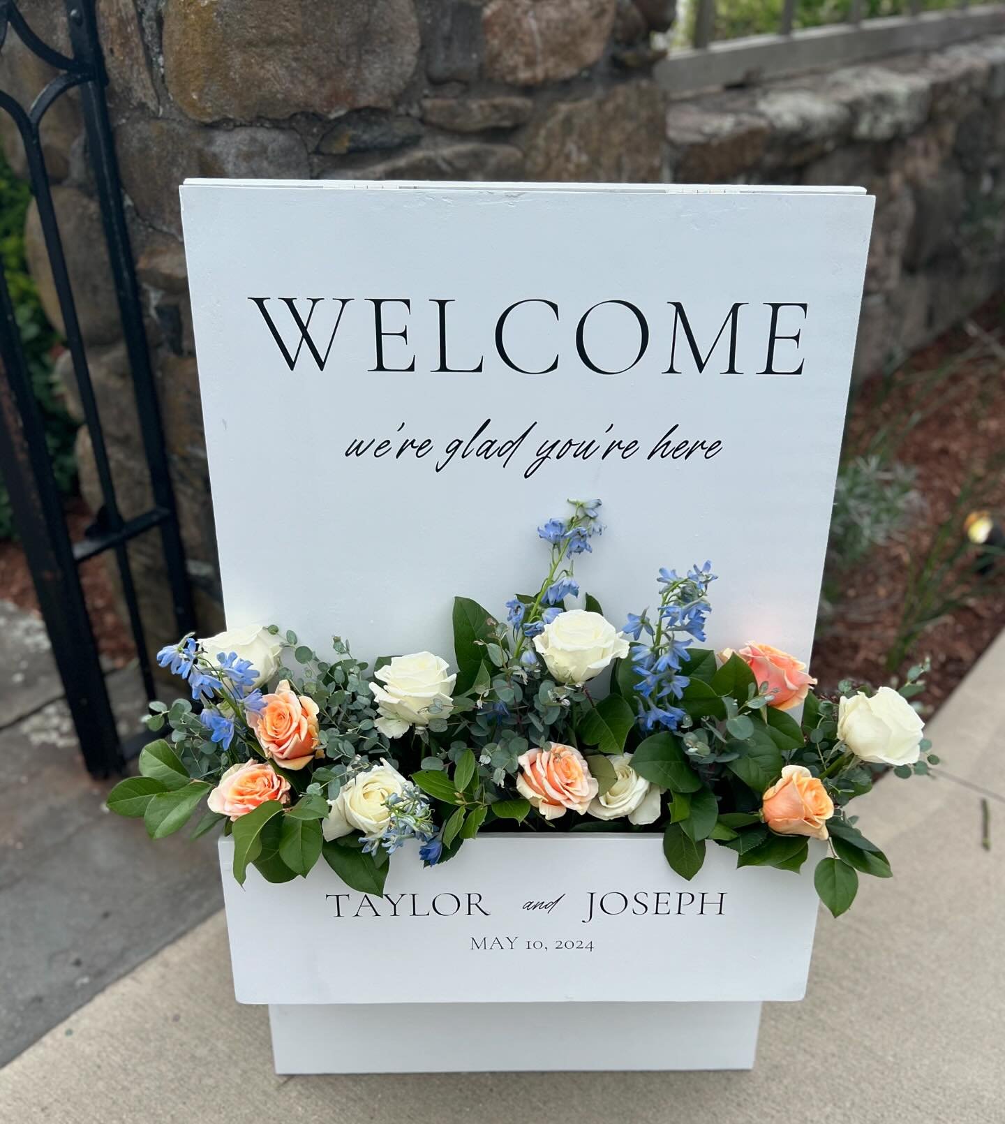 I love this new style welcome sign! So clever!