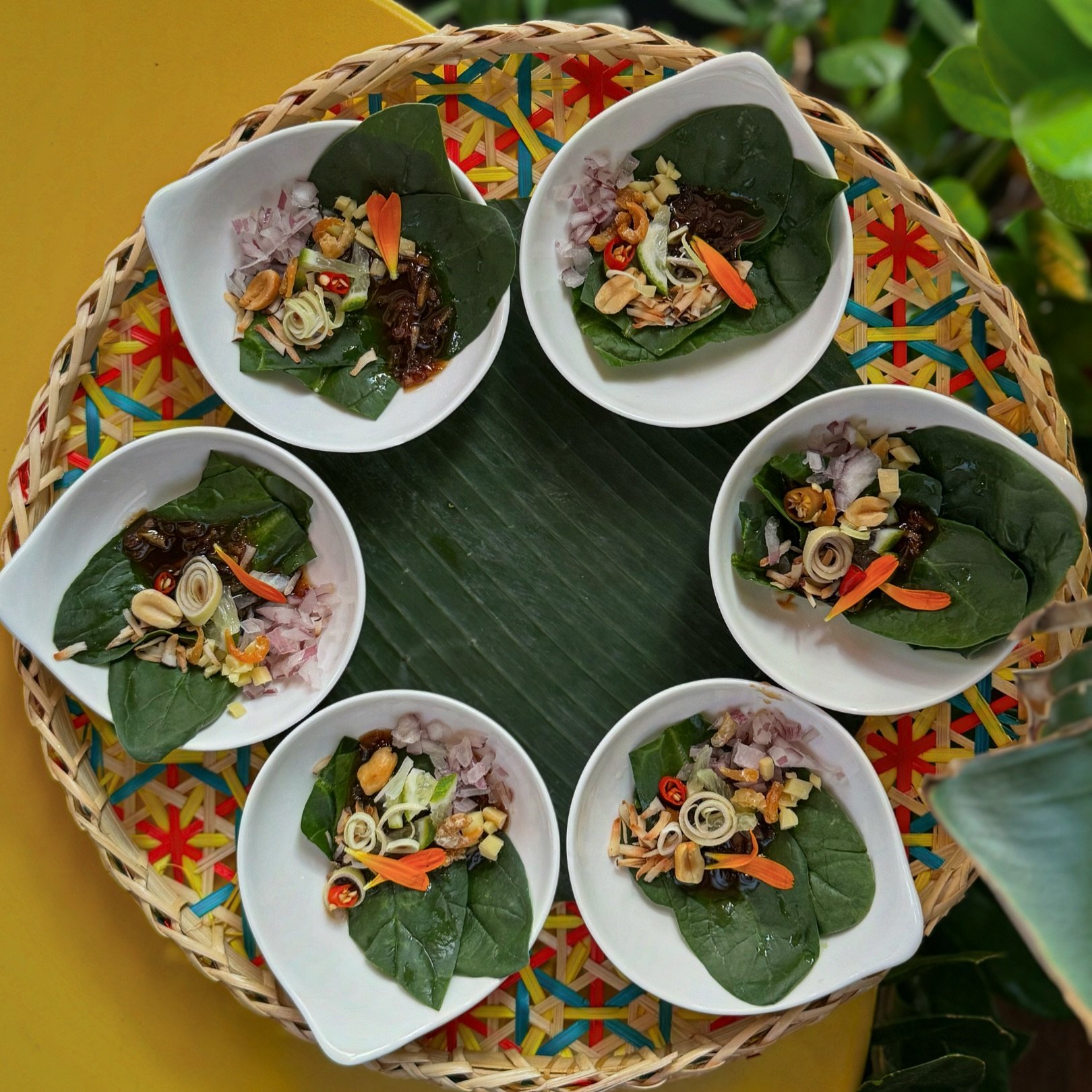 🌿🔥Miung Kum; #เมี่ยงคำ Green leaf-wrapped salad bites: a flavor featuring fiery ginger, Thai chilies, tangy lime, savory dried shrimps, crispy peanuts, toasted coconut, all dancing in a sweet and salty shrimp paste sauce! ✨

🔗 Order take out/ Make