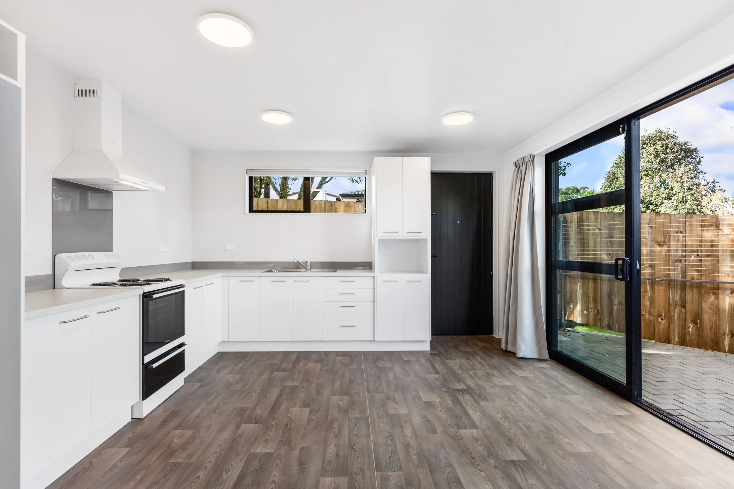 Signature Construction experienced team coordinating complex builds