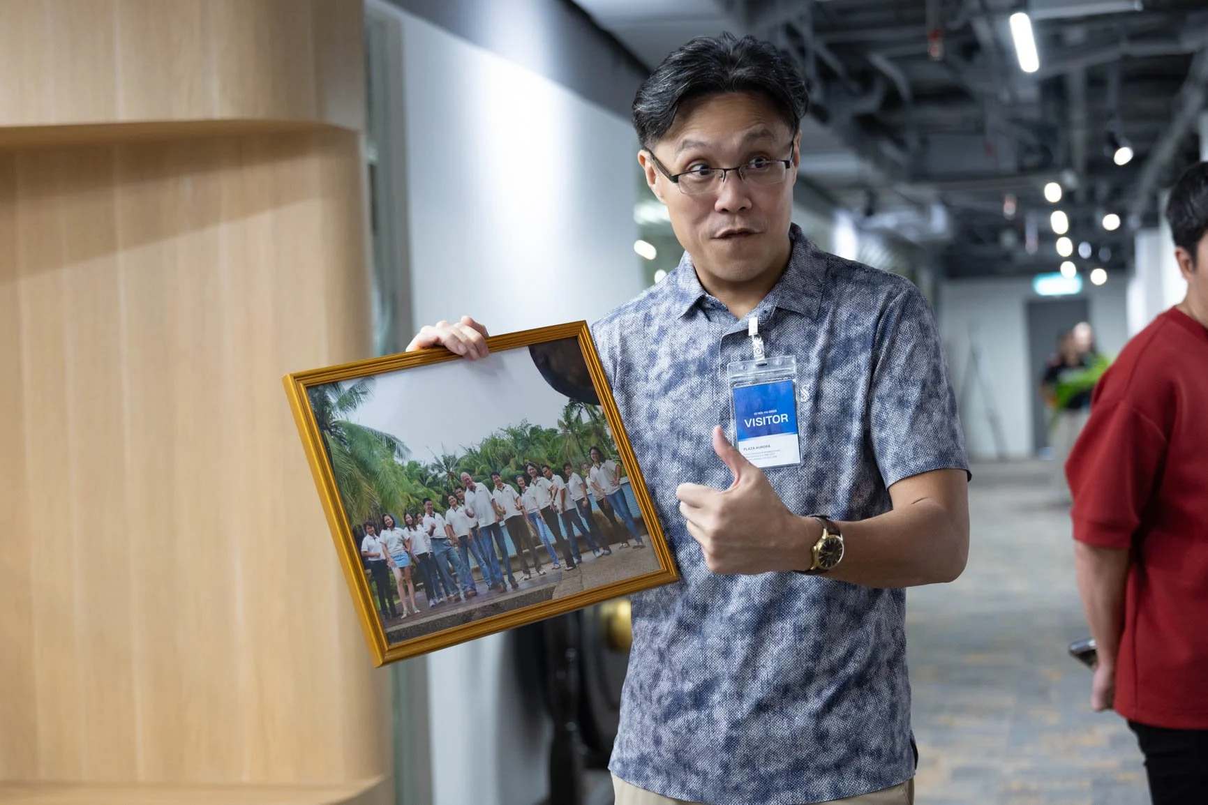 Trainer demonstrating visual storytelling and corporate event photography techniques during a smartphone photography course.