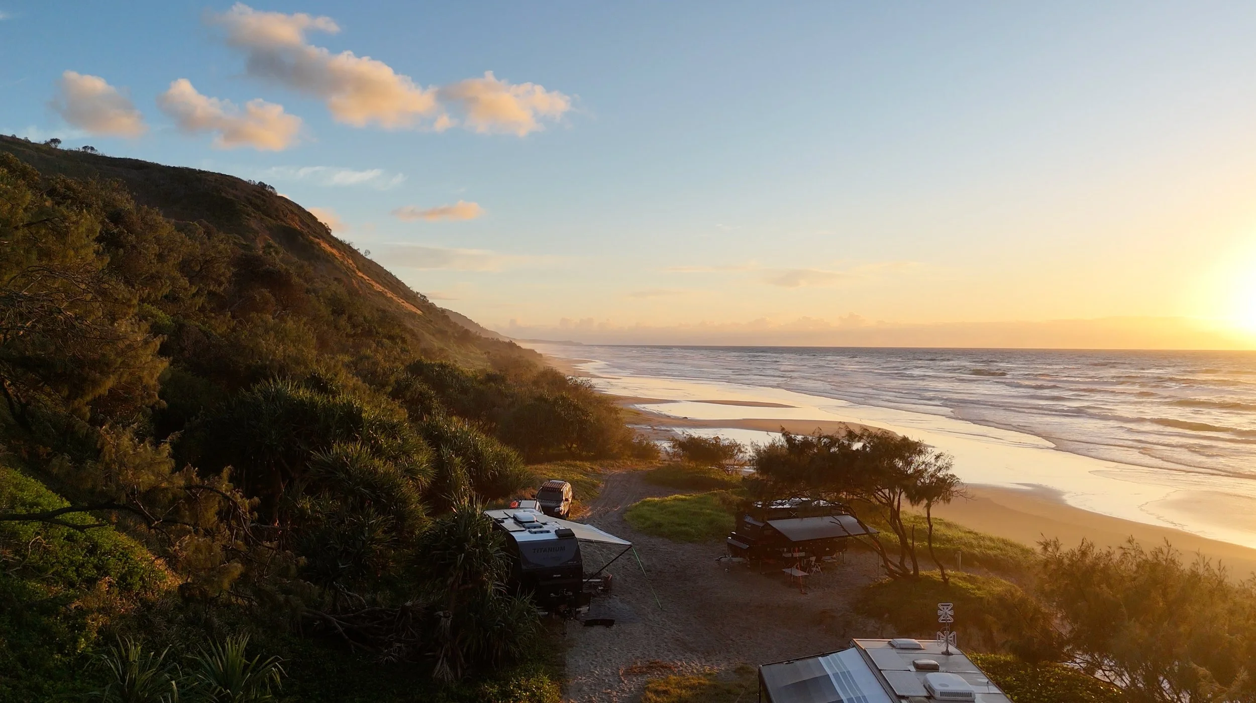 caravans-parked-on-teewah-beach-noosa.jpg