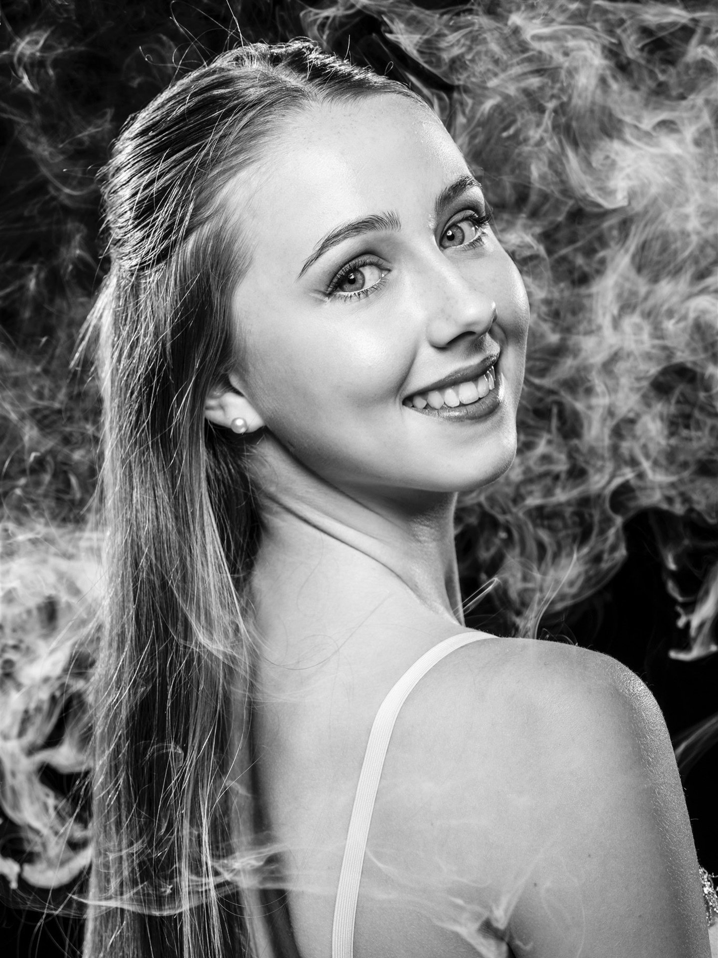 🌬️ Shaping light, movement, and a little magic. Adding some fun effects with smoke at our recent Geelong Ballet Centre photoshoot 

#portraits
#funwithsmokemachines