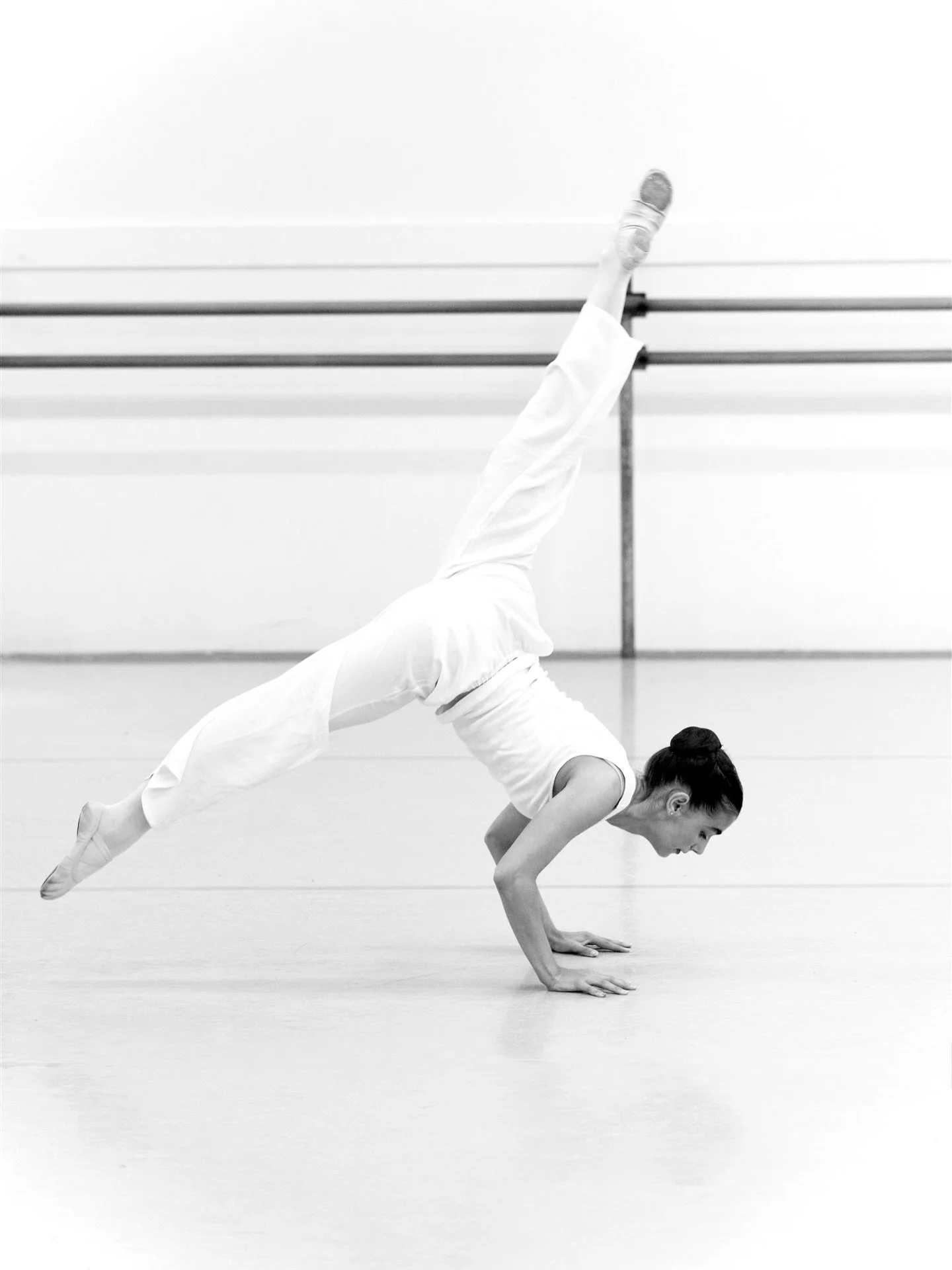 🟥 Twilight Performance 🟥 

Photographing the students of @russianchoreographic is always filled with variety and an abundance of talent as Eve demonstrates in her contemporary solo 

#dancephotographer 
#dancephotography
#danceimages
#russianchoreo