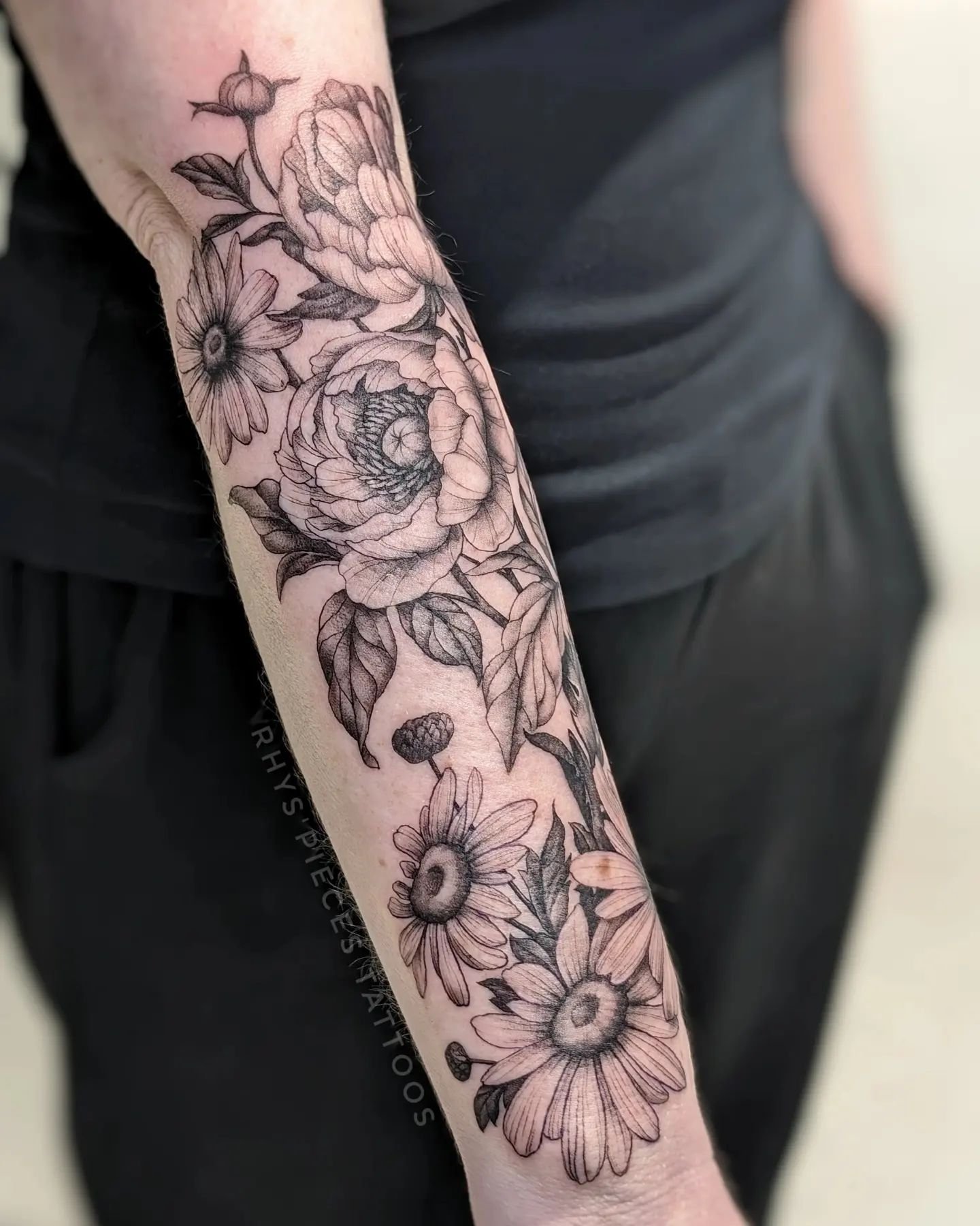 A lovely bunch of flowers for a lovely human 💐
.
.
.
#rhyspiecestattoos #finelinetattoosmelbourne #blackandgreytattoo #flowers #flowertattoos #floral #peonies #tattoosleeve #armtattoo #fresh #nature #progress #daisies #daisytattoo #blackandgrey #mel