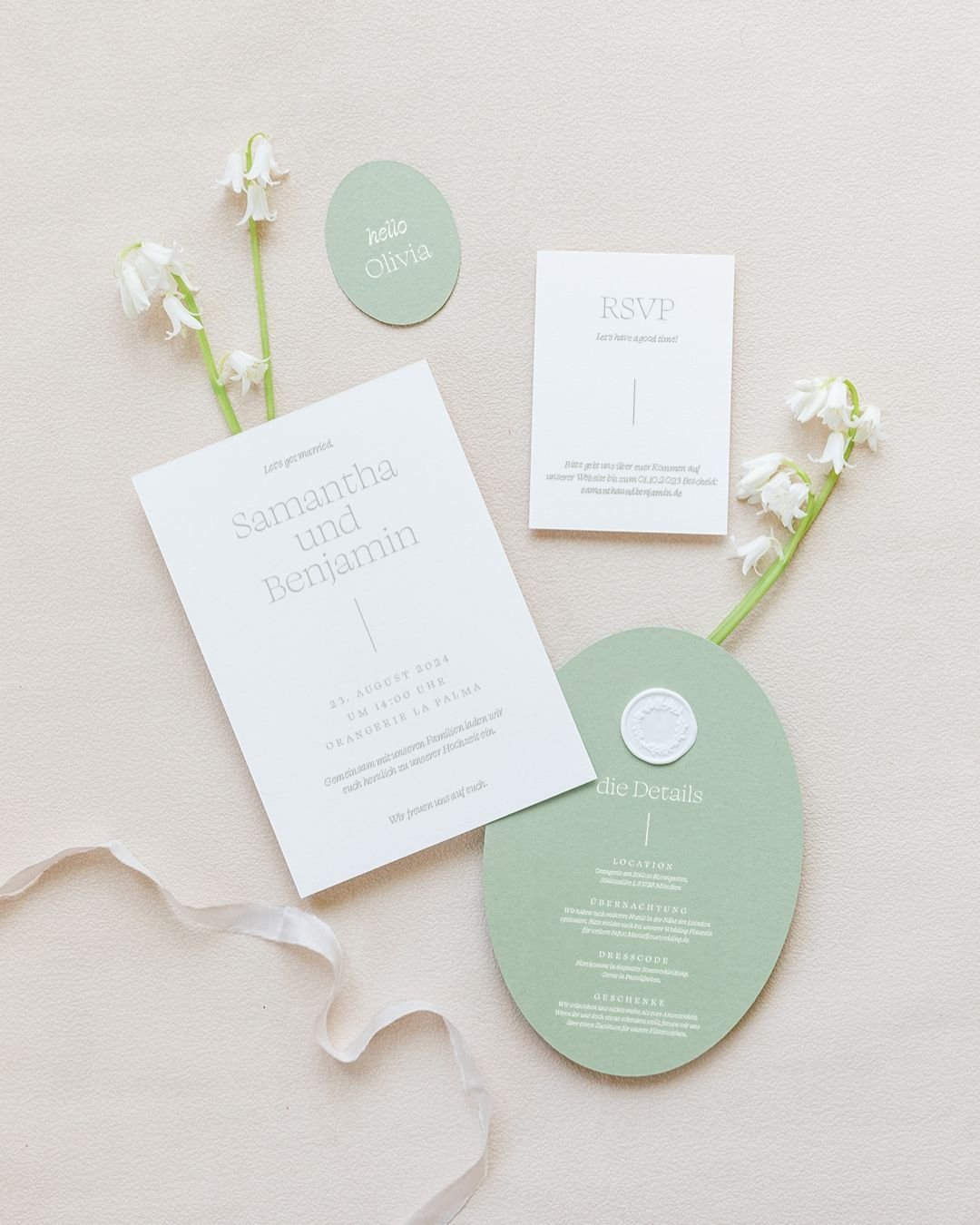 Ich bin einfach so ein gro&szlig;er Fan von dieser ovalen Form, egal ob als Detailkarte oder als Namensk&auml;rtchen, es passt einfach alles. ✨

.⁠
.⁠
#fineartpapeterie #weddingstationery #hochzeitseinladung #hochzeitspapeterie #luxurywedding #modern