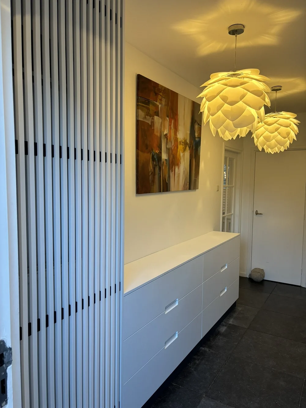Witte garderobekast in Naarden met lattendeur en ingefreesde grepen