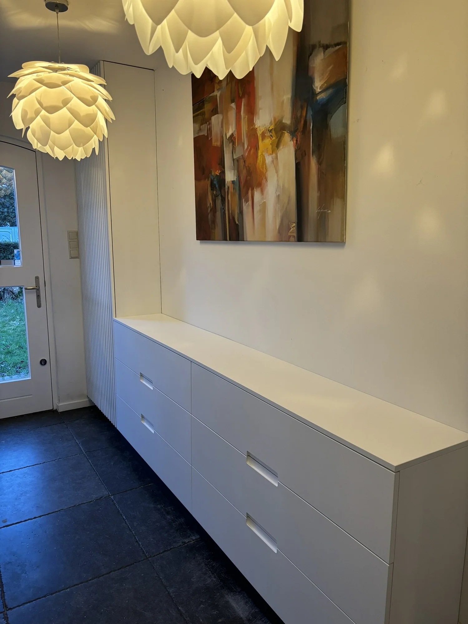 Detail van witte garderobekast op maat met brede lades in Naarden