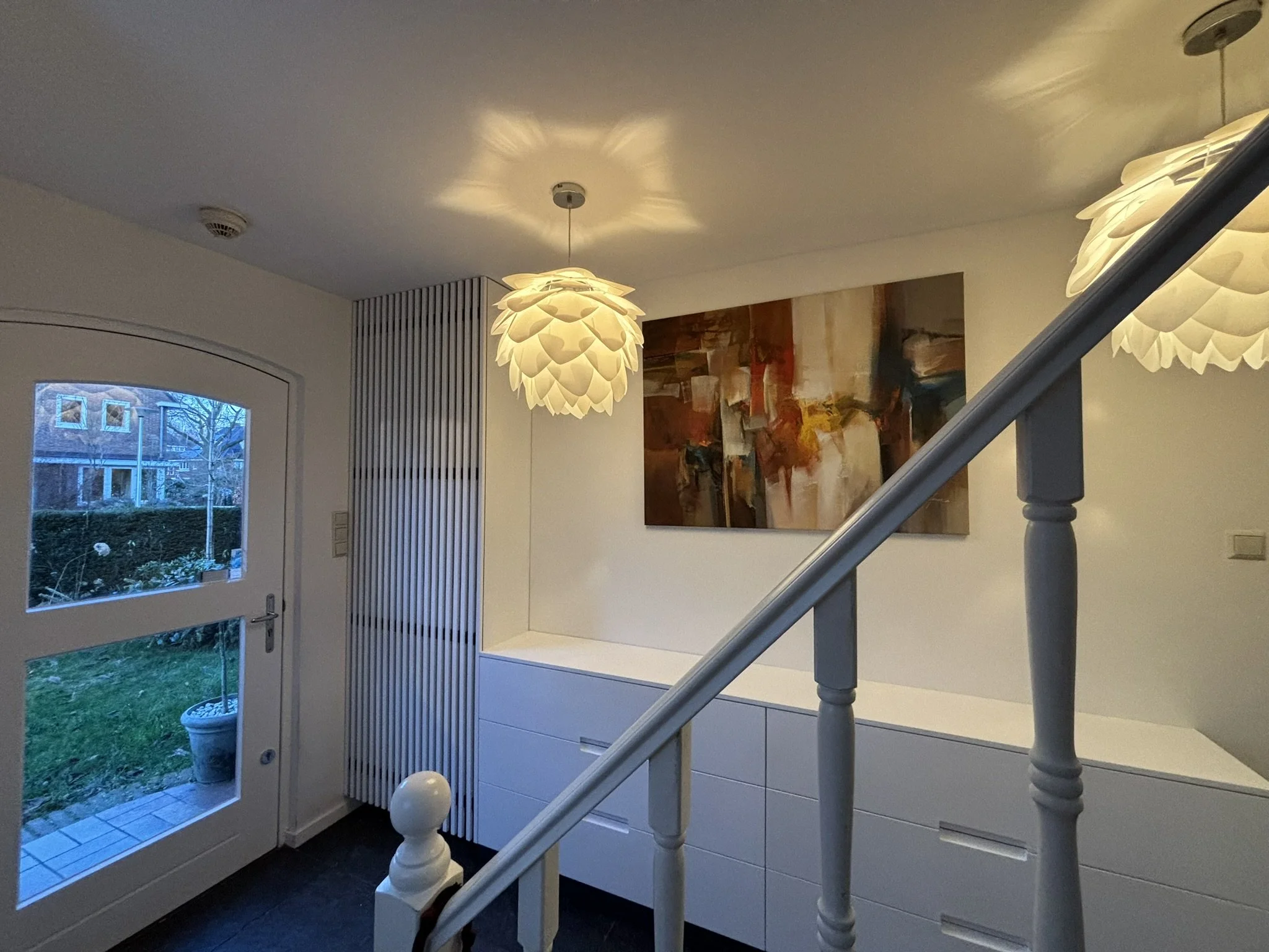 Maatwerk garderobe in entree in Naarden met lattendeur en ladekast