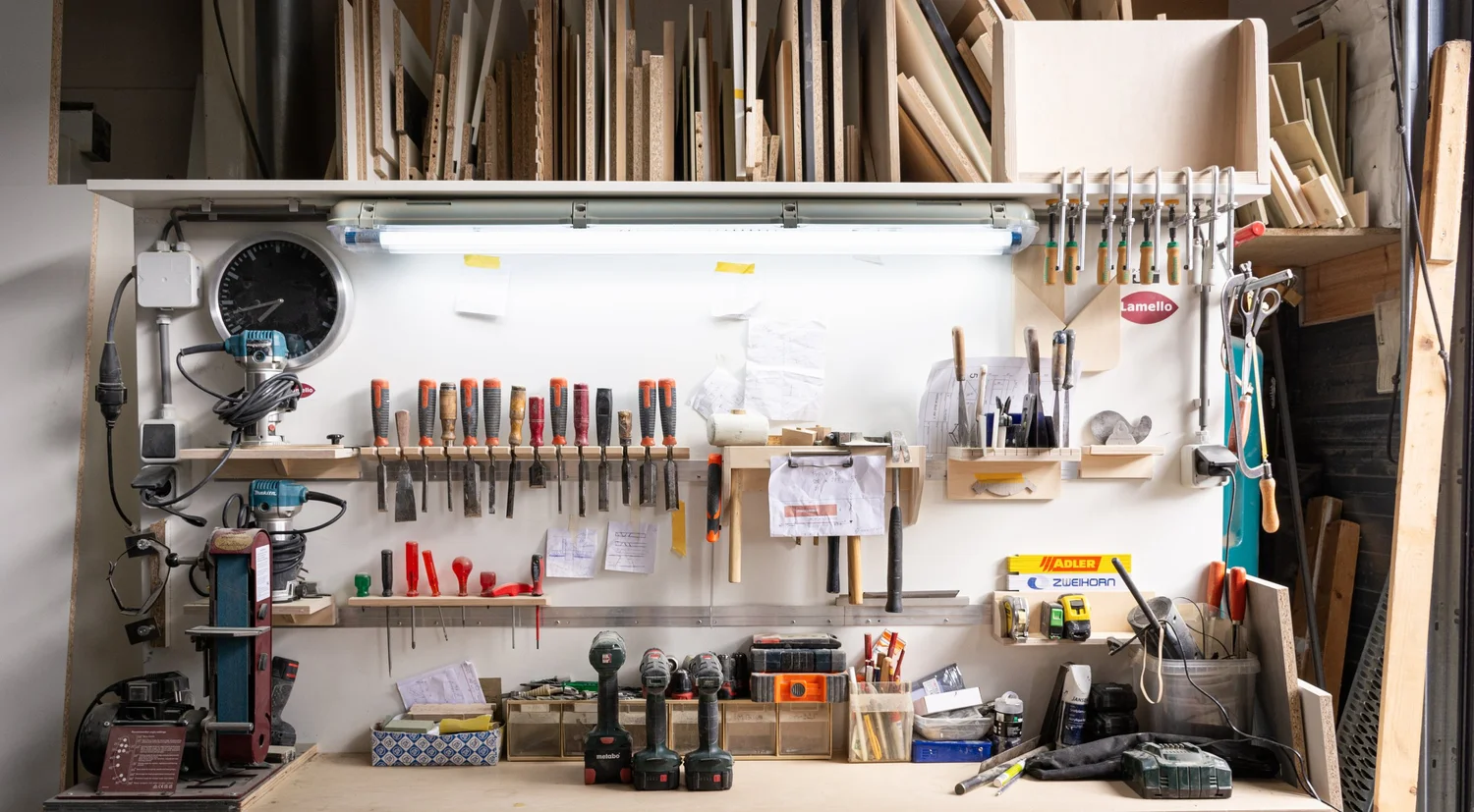 Werkbank en handgereedschap in de werkplaats van Beugelaar Interieurbouw in Almere