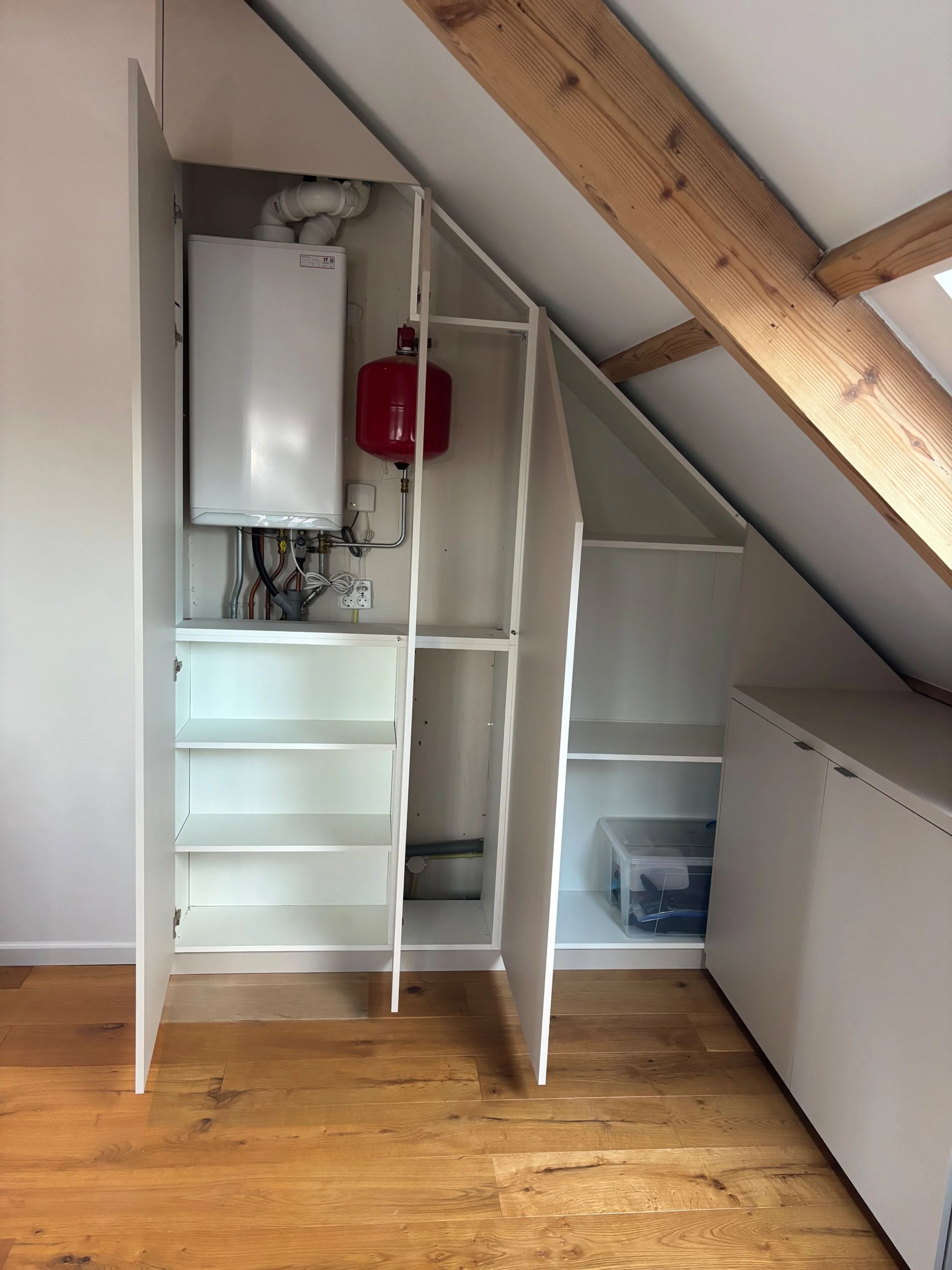 Waskamer kast met geintegreerde CV ketel geopend op Zolder in Bussum