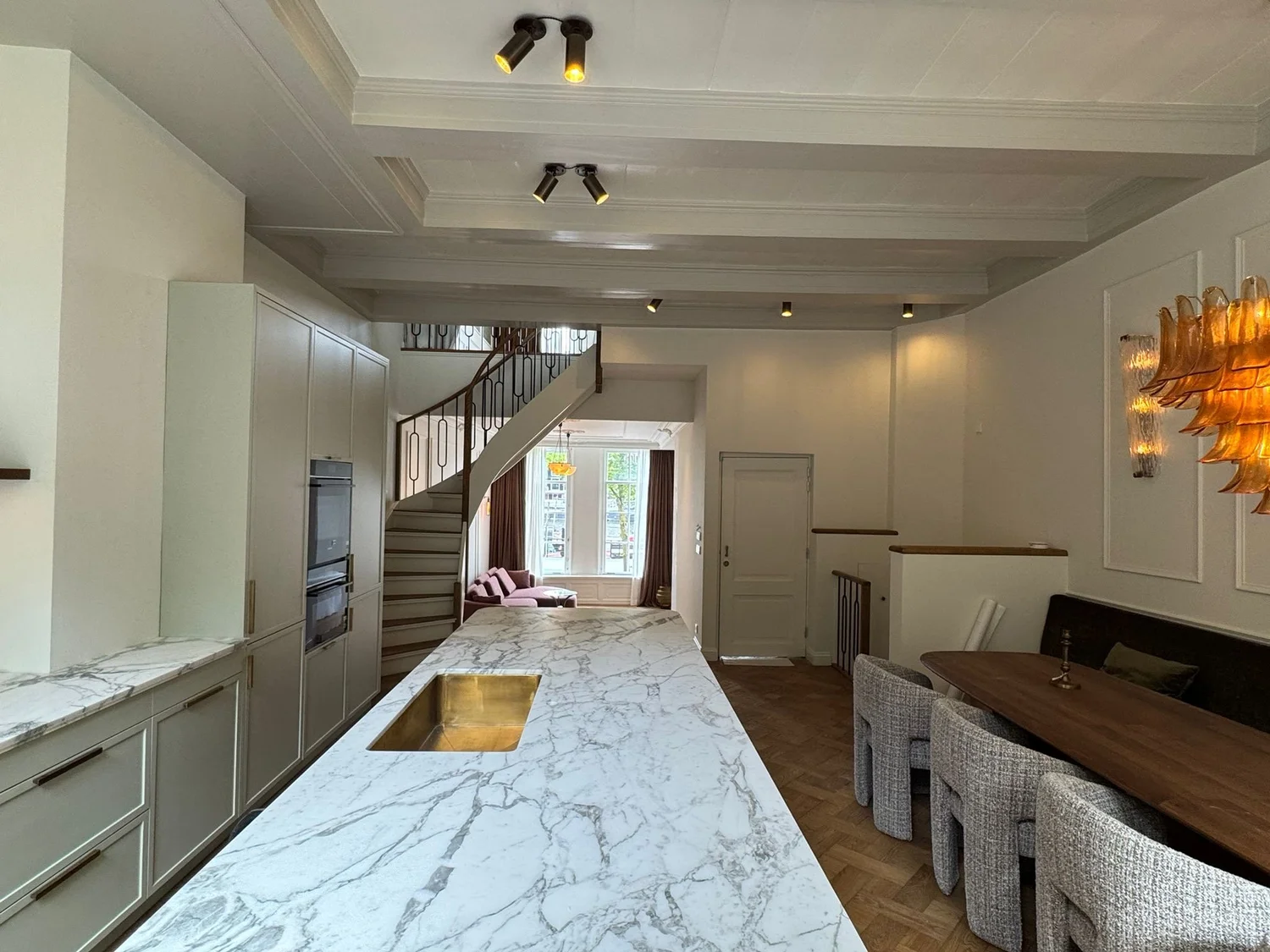 Overzicht van maatwerk keuken in Amsterdams herenhuis met marmeren werkblad