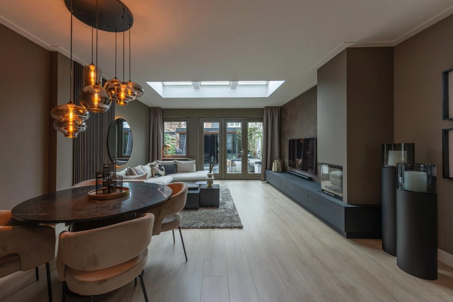 Maatwerk interieur in Bussum met tv meubel, haard en eethoek