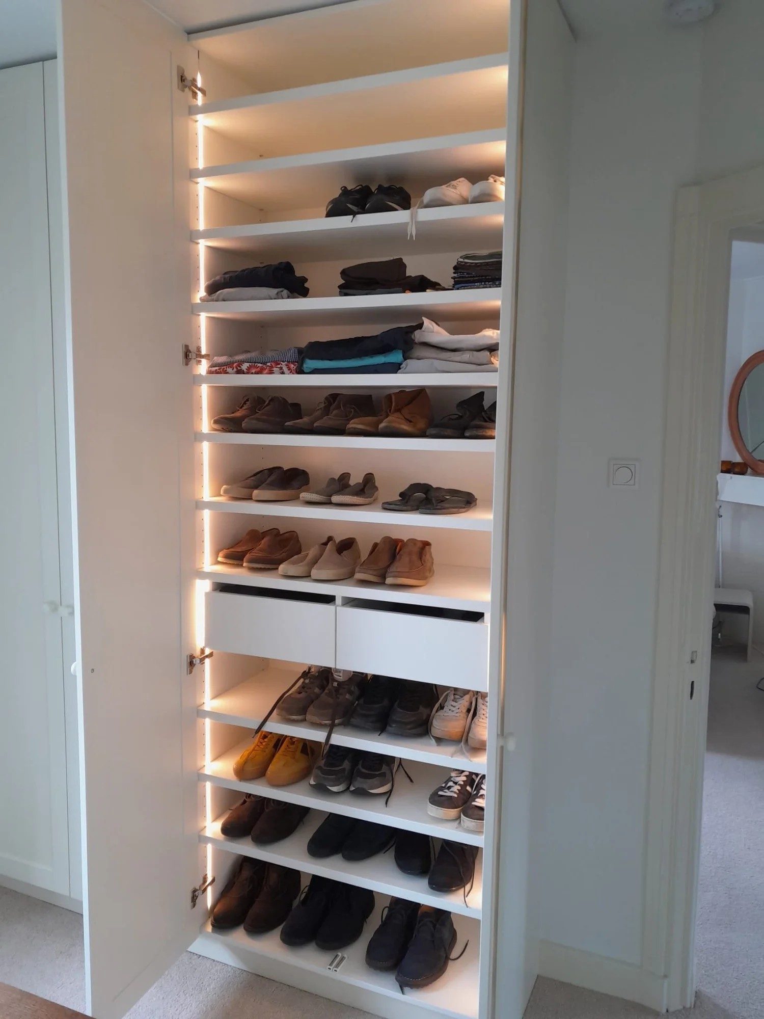 Schoenenkast op maat in Naarden met geïntegreerde LED verlichting