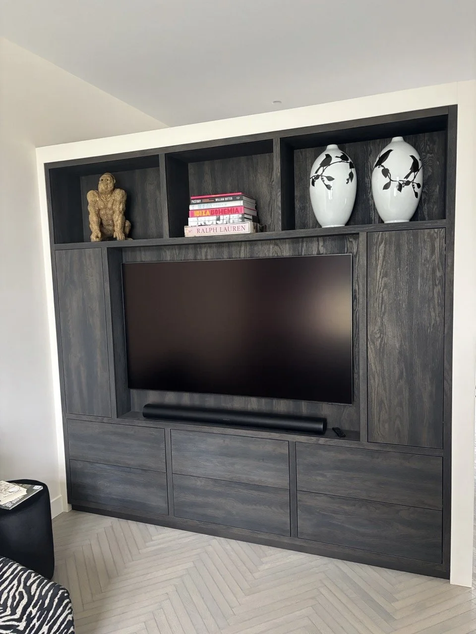 Room divider en tv meubel op maat in zwart eiken in Bussum