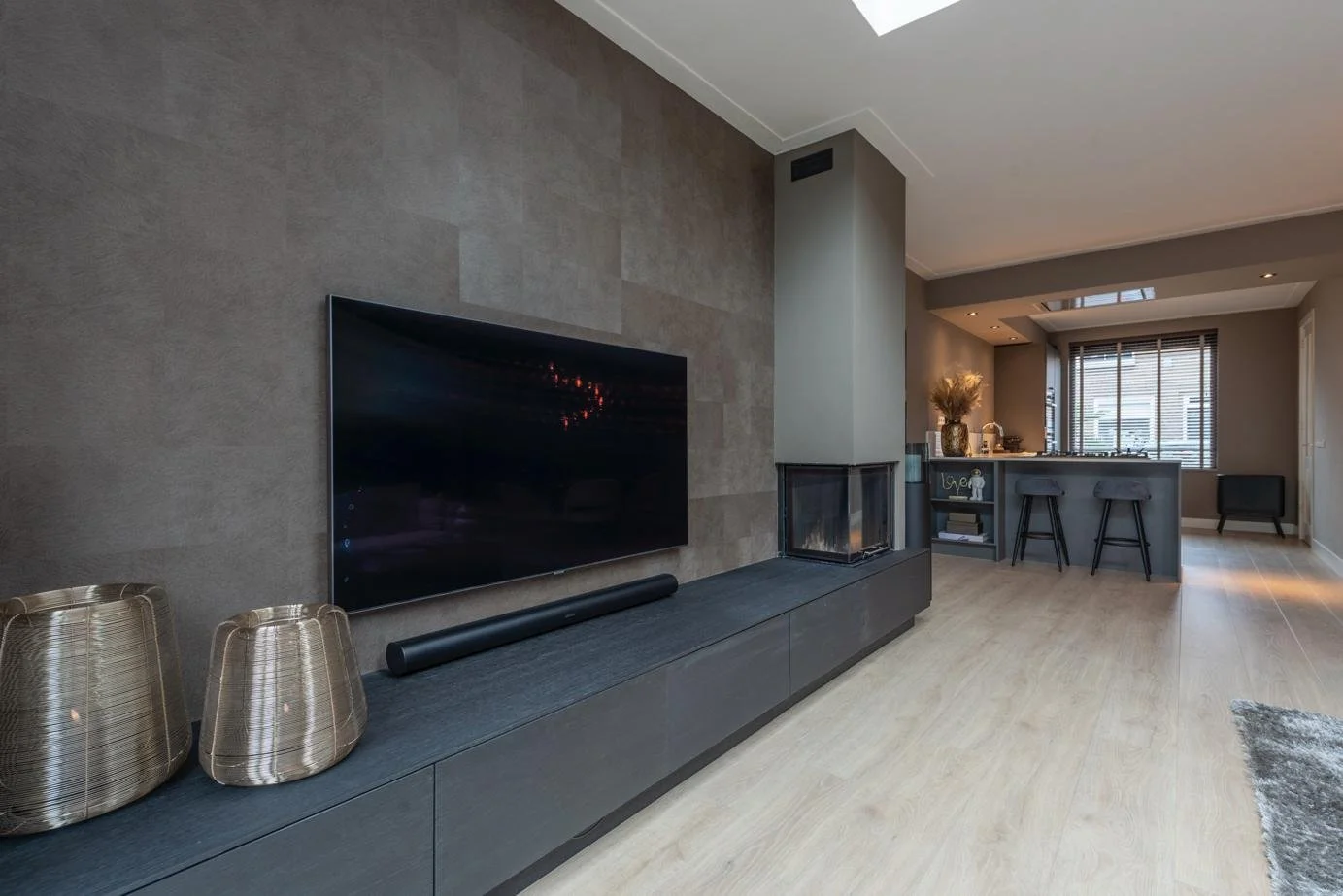 Maatwerk tv meubel met geïntegreerde houtkachel in Bussum