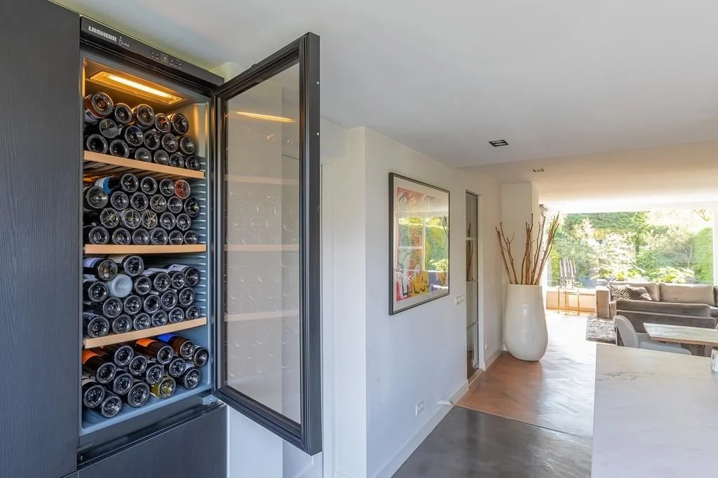 Wijnkoelkast op maat geïntegreerd in interieur in Bussum