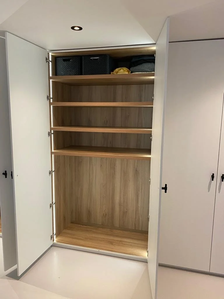 Kledingkast op maat in Naarden met houten interieur en geïntegreerde LED verlichting