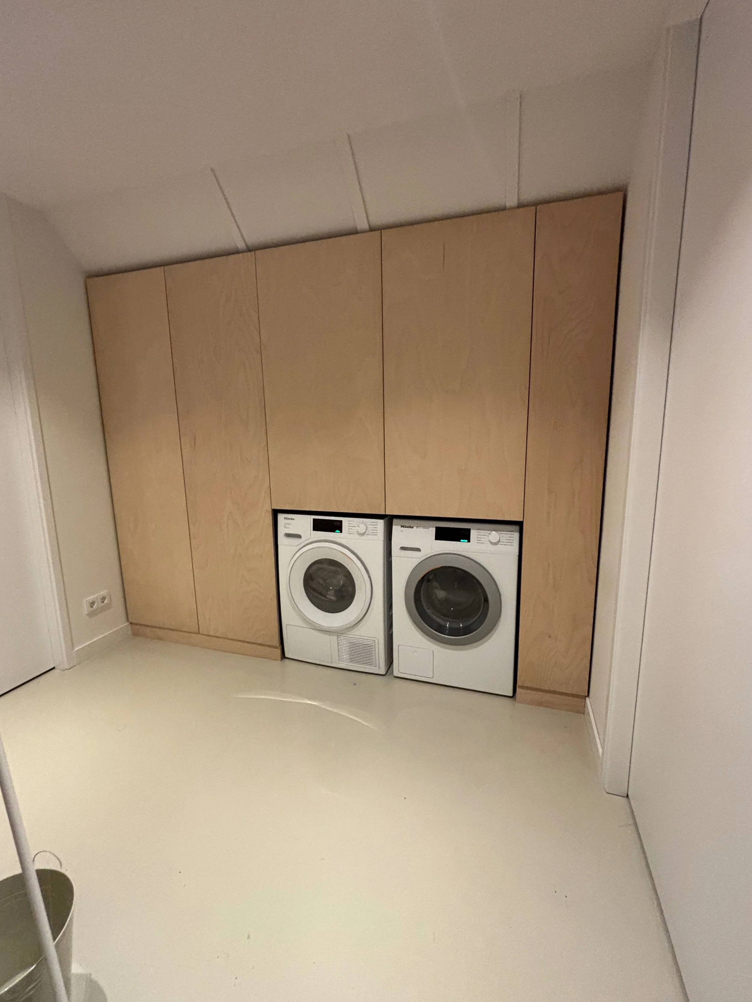 Waskamer kast op Zolder onder schuin dak met Berken Multiplex fronten in Almere