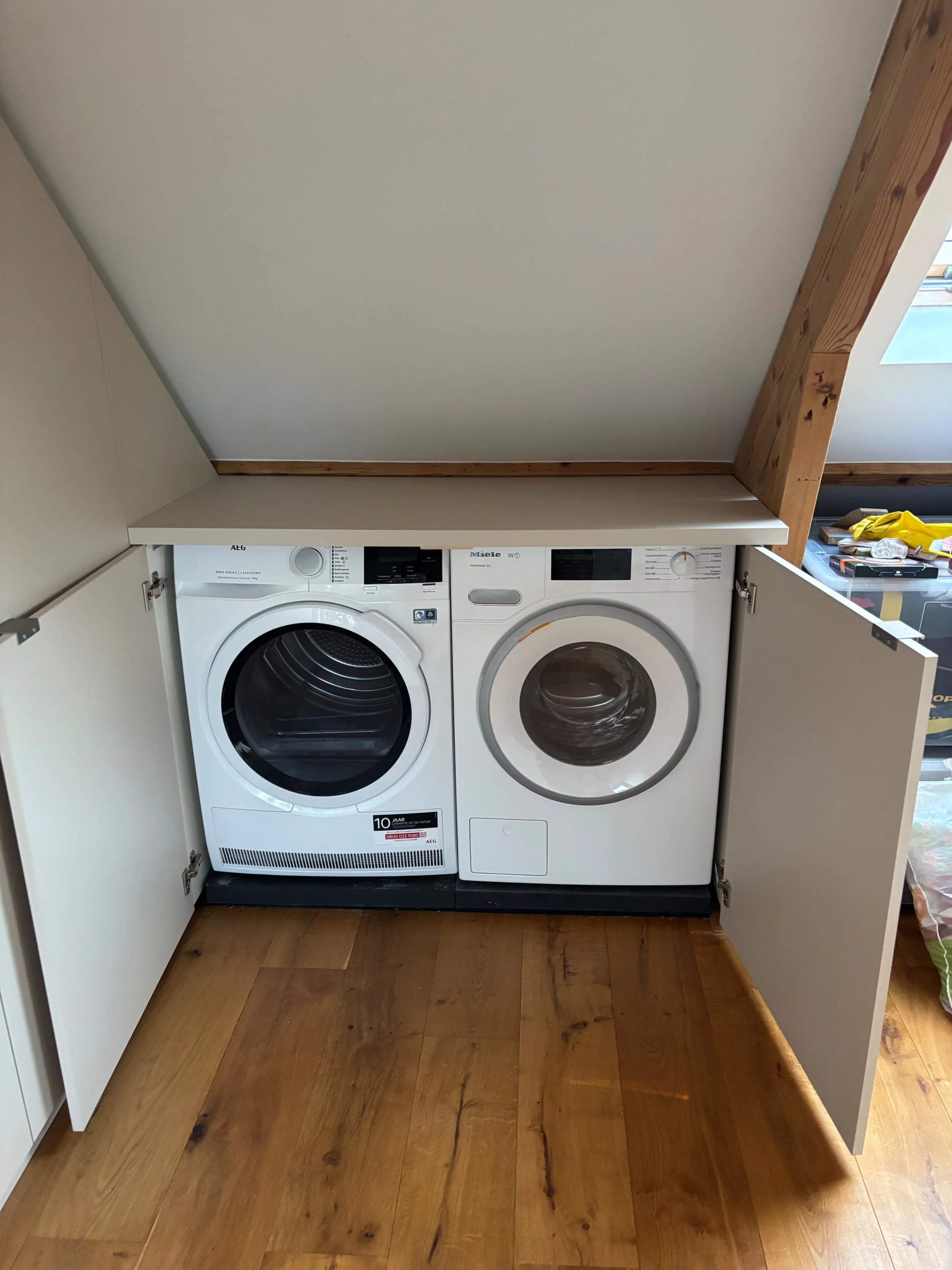 Waskamer kast geopend op Zolder in Bussum