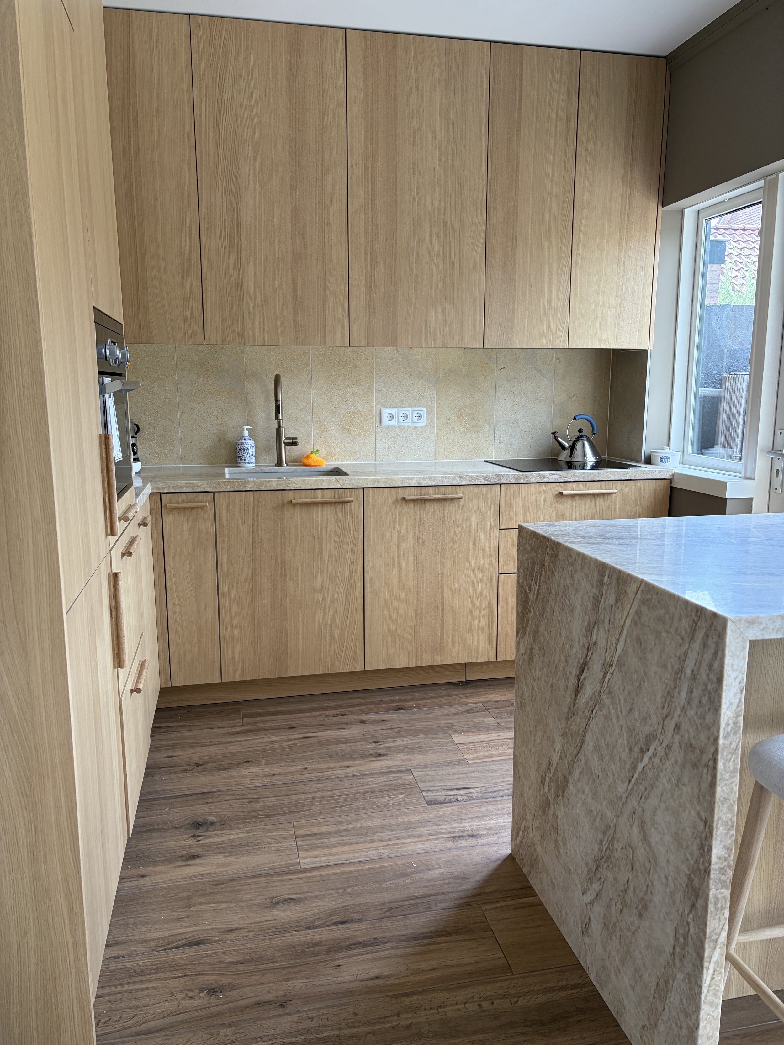 Overview Foto Keuken Naarden Eiken Fineer fronten met Taj Mahal blad Travertin achterwand