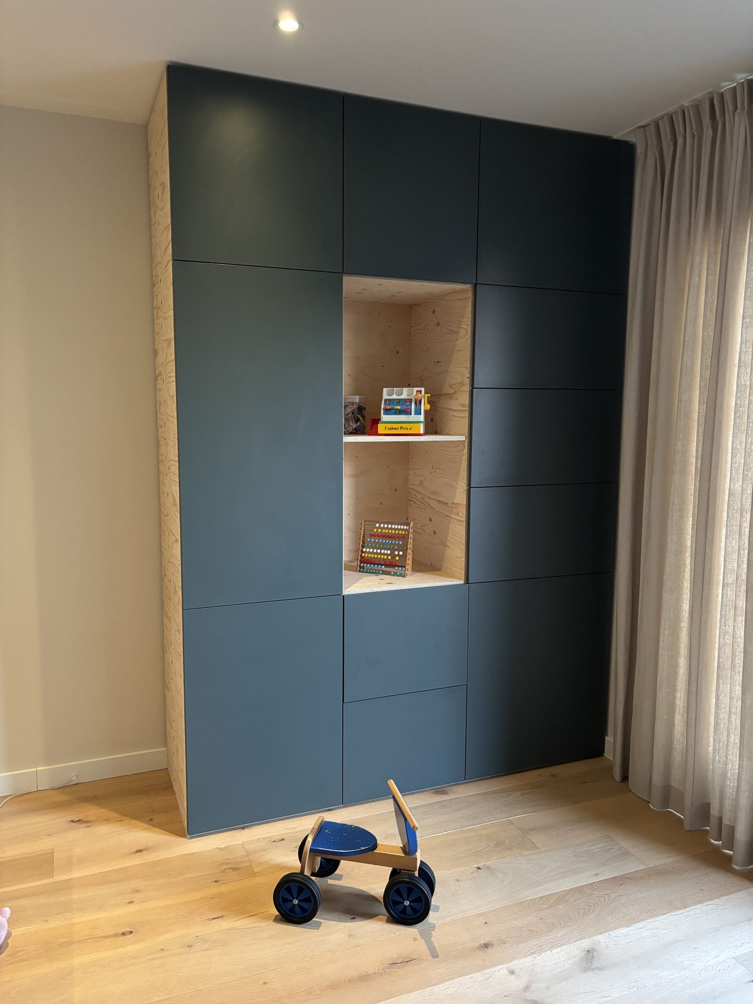 Donkerblauwe kast op maat in speelkamer in Weesp