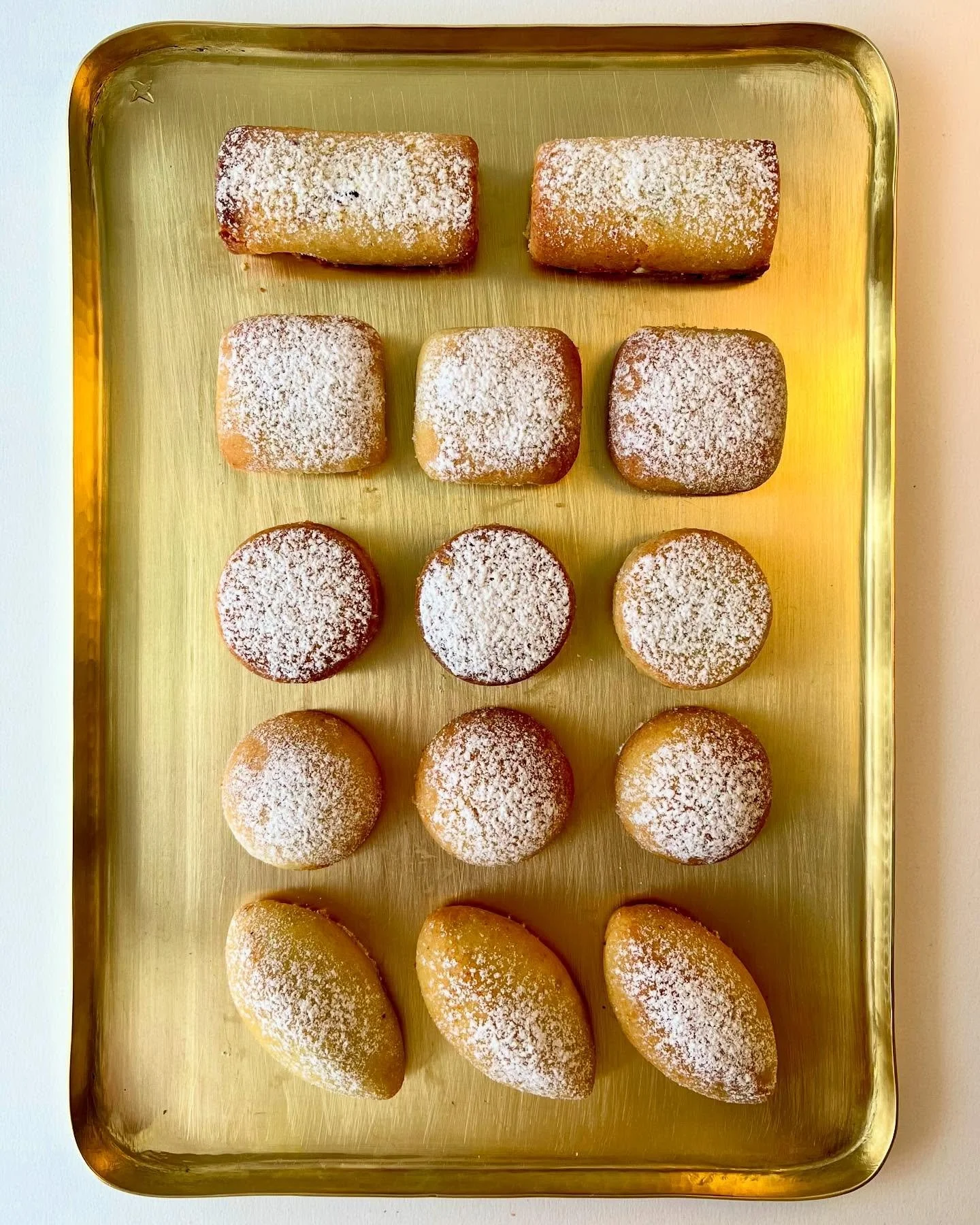 Maamouls
Fine p&acirc;te sabl&eacute;e de semoule, &agrave; la fleur d&rsquo;oranger et &agrave; l&rsquo;eau de rose, fourr&eacute;e de:
Pistaches | Noix | Dattes | P&eacute;can et miel | Cerises noires et halawa

#p&acirc;ques #maamouls #cuisineliba