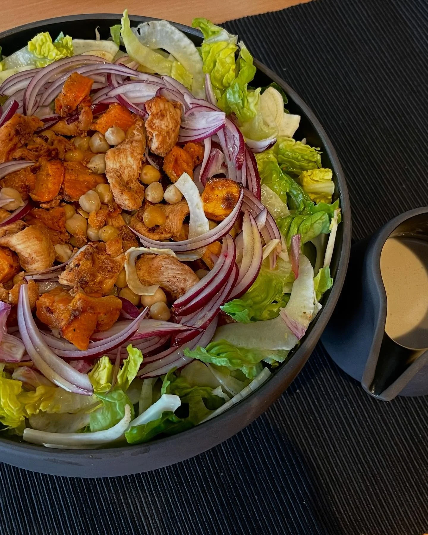 Salade de chawarma de poulet, patate douce, fenouil, pois chiches, sauce tahini

#saveursorientales #cuisinelibanaise #chef&agrave;domicile #karinezablit #maisonfondeealamaison
Photo @arthur_zablit ❤️