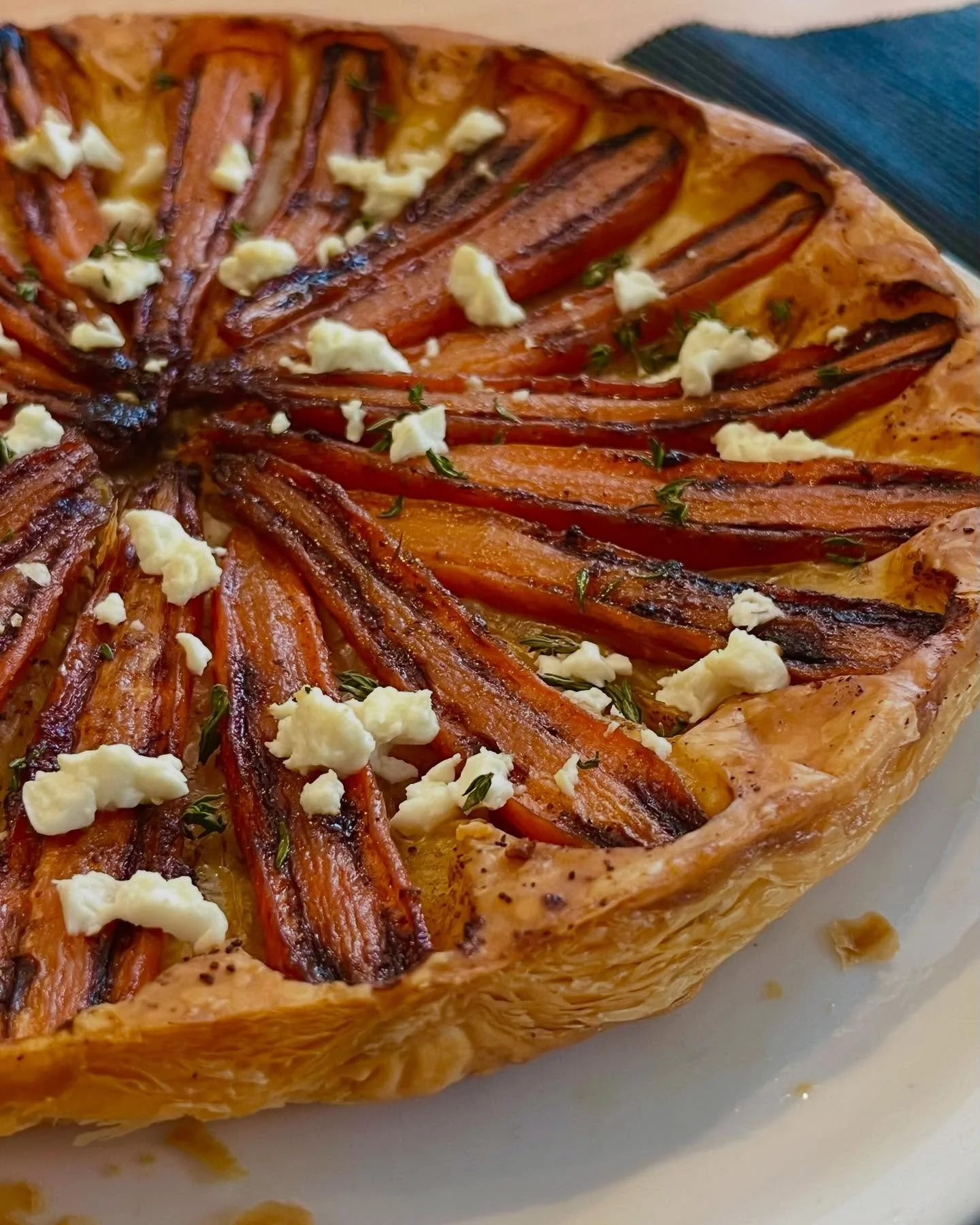 Tatin de carottes laqu&eacute;es au miel, thym, cumin et harissa 

#saveursorientales #chef&agrave;domicile #karinezablit #maisonfondeealamaison
Photo @arthur_zablit ❤️