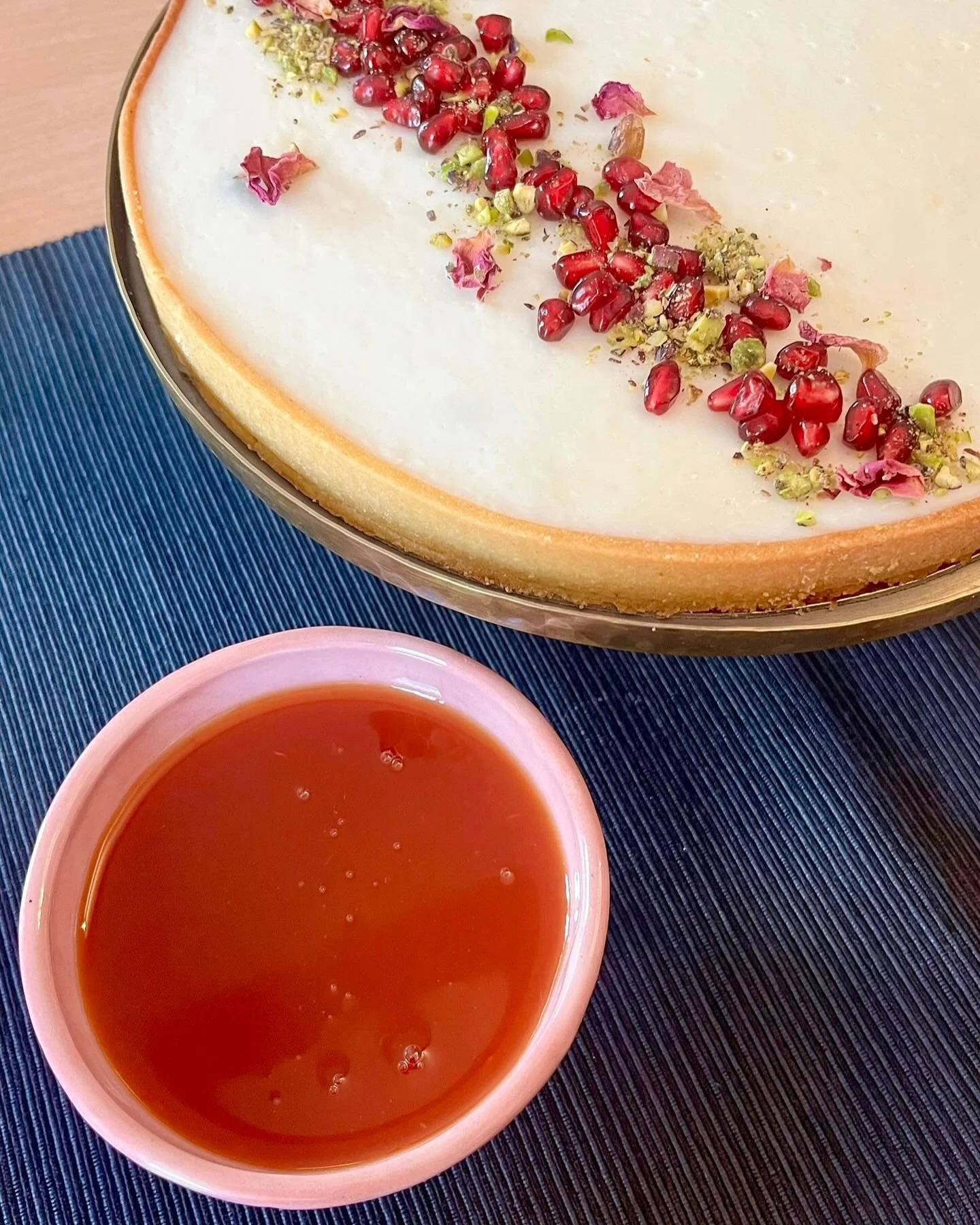 Tarte muhallabiy&eacute;, coulis orange grenadine
𝘗𝘢̂𝘵𝘦 𝘮𝘢𝘢𝘮𝘰𝘶𝘭 (𝘧𝘪𝘯𝘦 𝘱𝘢̂𝘵𝘦 𝘴𝘢𝘣𝘭𝘦́𝘦 𝘥𝘦 𝘴𝘦𝘮𝘰𝘶𝘭𝘦 𝘢̀ 𝘭𝘢 𝘧𝘭𝘦𝘶𝘳 𝘥&rsquo;𝘰𝘳𝘢𝘯𝘨𝘦𝘳 𝘦𝘵 𝘢̀ 𝘭&rsquo;𝘦𝘢𝘶 𝘥𝘦 𝘳𝘰𝘴𝘦), 𝘱𝘳𝘢𝘭𝘪𝘯𝘦́ 𝘥𝘦 𝘱𝘪𝘴𝘵𝘢𝘤𝘩?