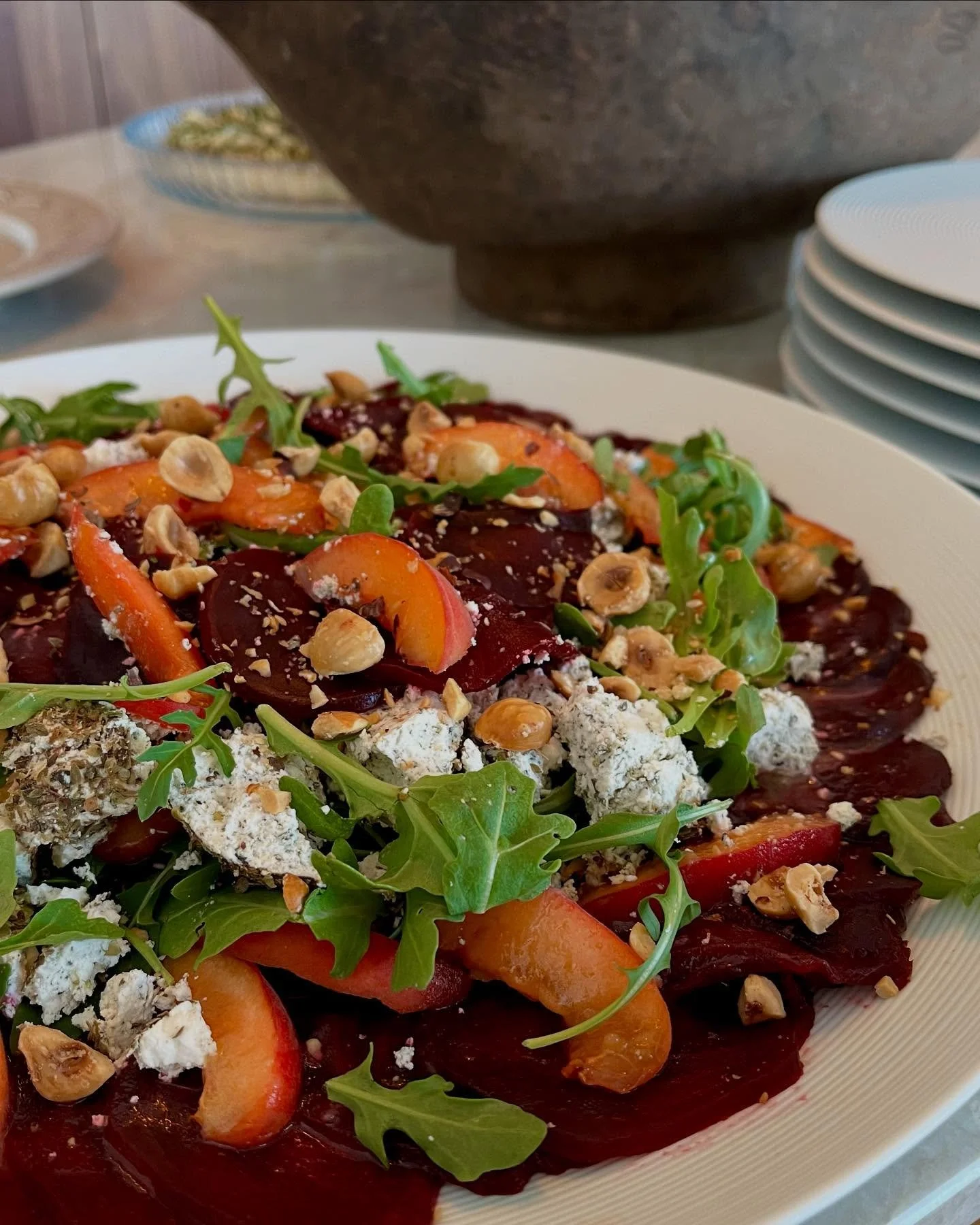 Carpaccio de betteraves, abricots, chanklich* et noisettes, une entr&eacute;e tout en fra&icirc;cheur, pleine de saveurs 

*𝑓𝑟𝑜𝑚𝑎𝑔𝑒 𝑙𝑖𝑏𝑎𝑛𝑎𝑖𝑠 𝑑𝑒 𝑙𝑎𝑖𝑡 𝑑𝑒 𝑣𝑎𝑐ℎ𝑒, 𝑒𝑛𝑟𝑜𝑏𝑒́  𝑑&rsquo;ℎ𝑒𝑟𝑏𝑒𝑠 𝑎𝑟𝑜𝑚𝑎𝑡𝑖𝑞𝑢𝑒𝑠