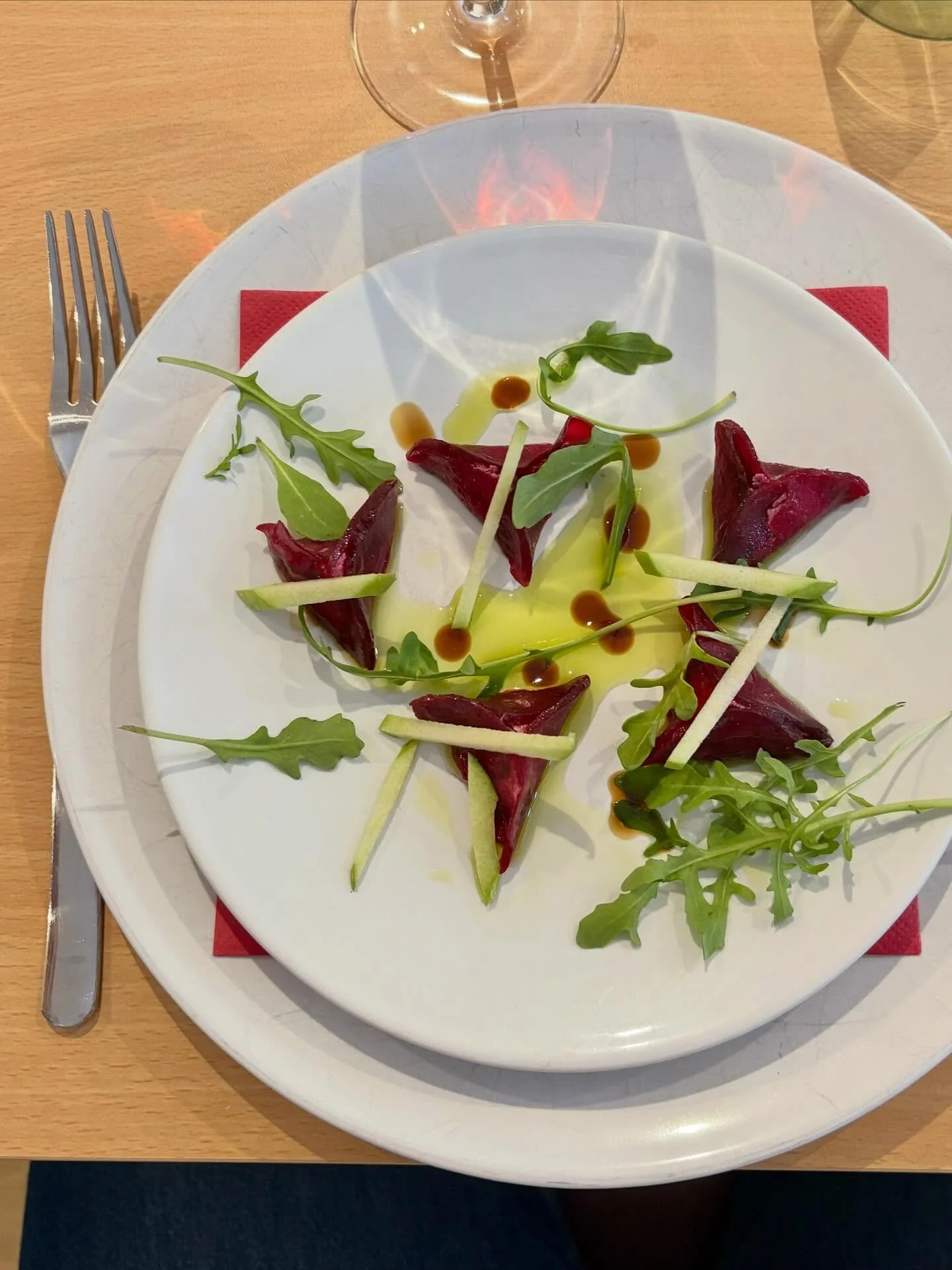 - Ravioles de betteraves au chanklich (fromage libanais aux herbes), huile de persil et ciboulette
- Madzounov keufte (soupe arm&eacute;nienne de yaourt au kebb&eacute; et au poulet)
- Salade de fleurettes de chou-fleur r&ocirc;ti au zaatar, chou rou