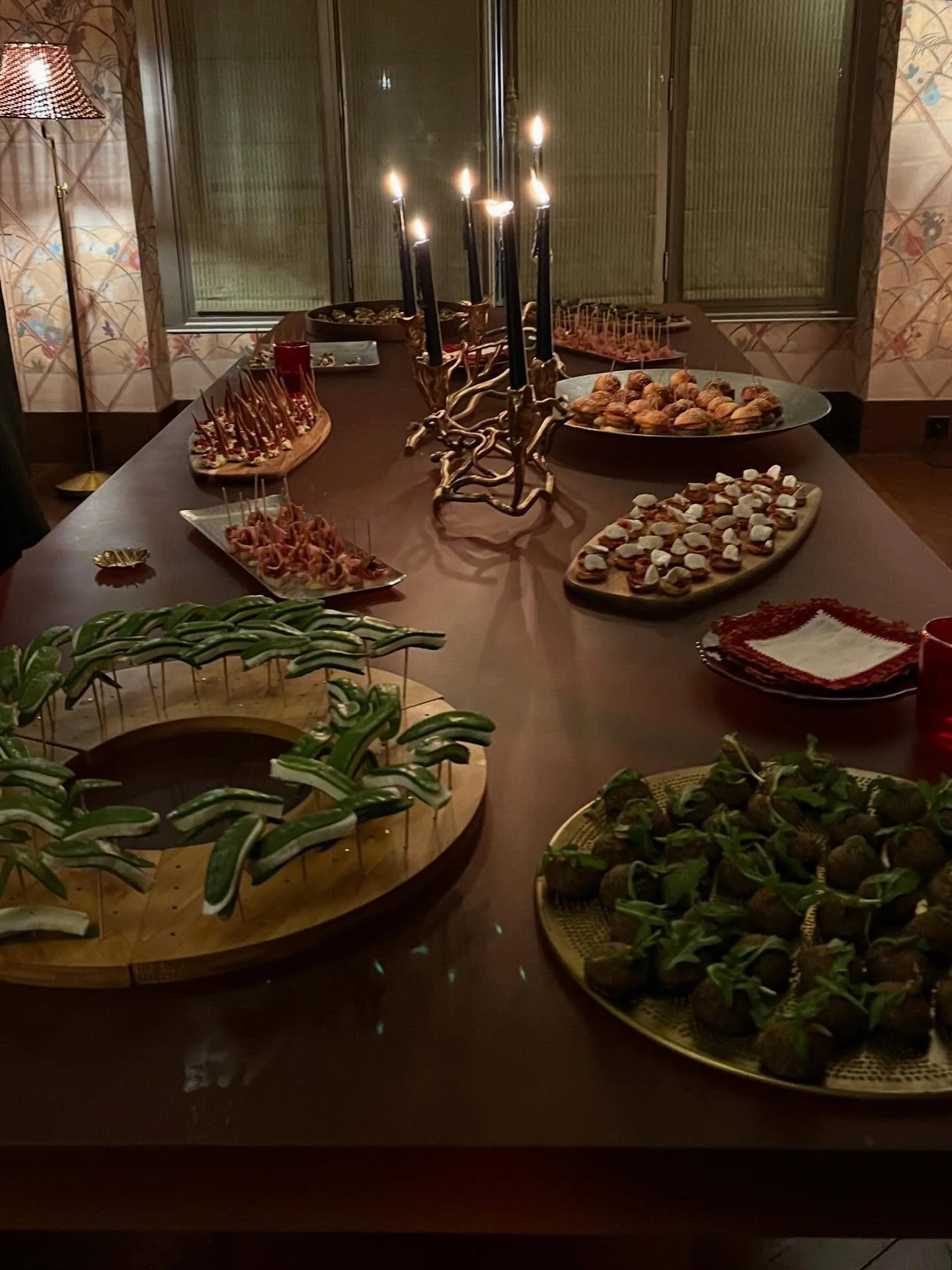 - Mini brochettes de halloum et pois gourmands
- Pics de parme, figue s&eacute;ch&eacute;e et pomme
- Tartelettes de labn&eacute;, olives noires du Liban et pistaches
- Bouch&eacute;es de feta, menthe et grenade
- Bouch&eacute;es de kebb&eacute; &agr