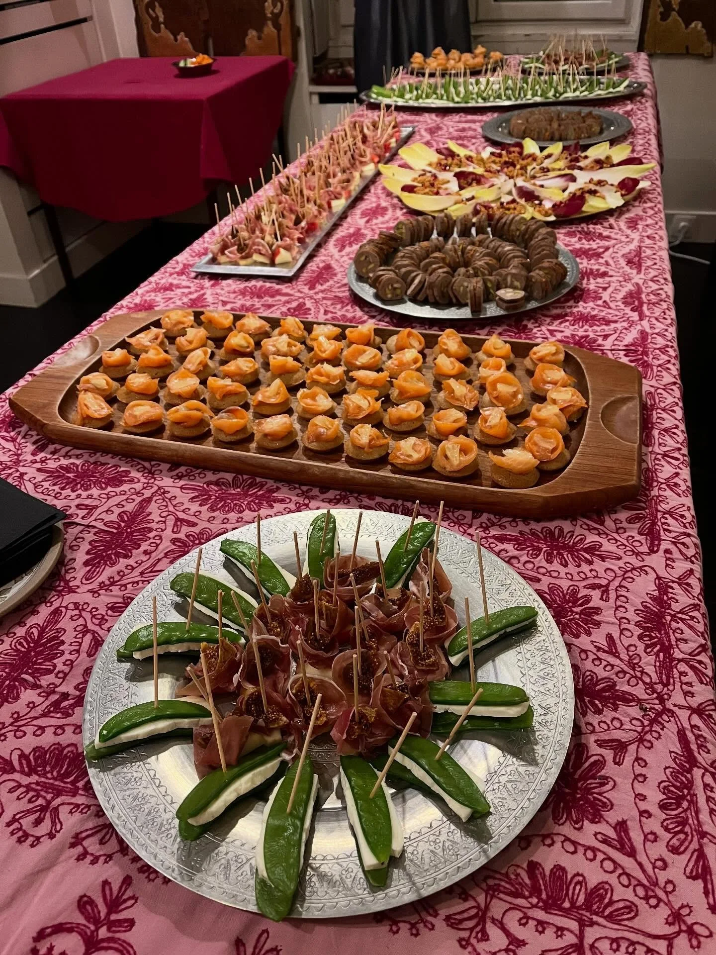 F&ecirc;te d&rsquo;anniversaire

- Bouch&eacute;es de mortadelle al&eacute;pine aux pistaches et pignons, mouhamara*
 *𝘗𝘶𝘳𝘦́𝘦 𝘥𝘦 𝘯𝘰𝘪𝘹
- Pics de parme, figue s&eacute;ch&eacute;e et pomme
- Bouch&eacute;es croustillantes de hommos au chawar