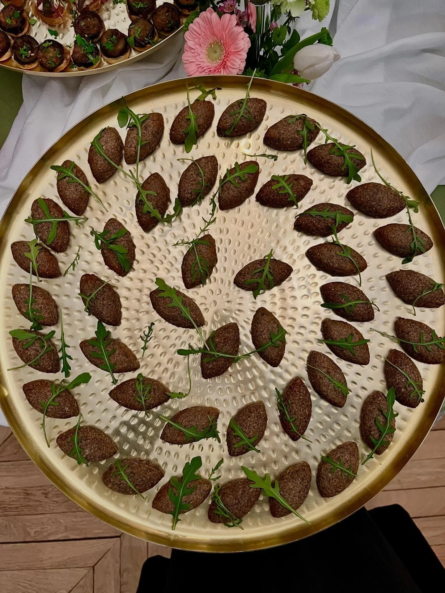 Anniversaire surprise 
- Bouch&eacute;es de kebb&eacute; &agrave; la mouhammara (pur&eacute;e de noix)
- Petits nids au chanklich (fromage libanais aux thym)
- Mini tatins d&rsquo;aubergine laqu&eacute;e &agrave; la m&eacute;lasse de grenade et oigno