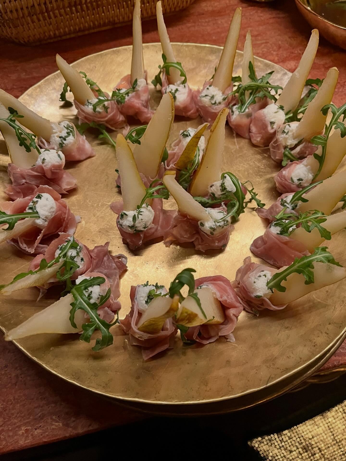 - Bouch&eacute;es de prosciutto, poire, ch&egrave;vre et thym frais
- Crostini kashkawan (fromage de brebis), mesclun, confiture d&rsquo;abricot et graines de courges torr&eacute;fi&eacute;es
- Focaccia &agrave; la grenade et feta
- Velout&eacute; de