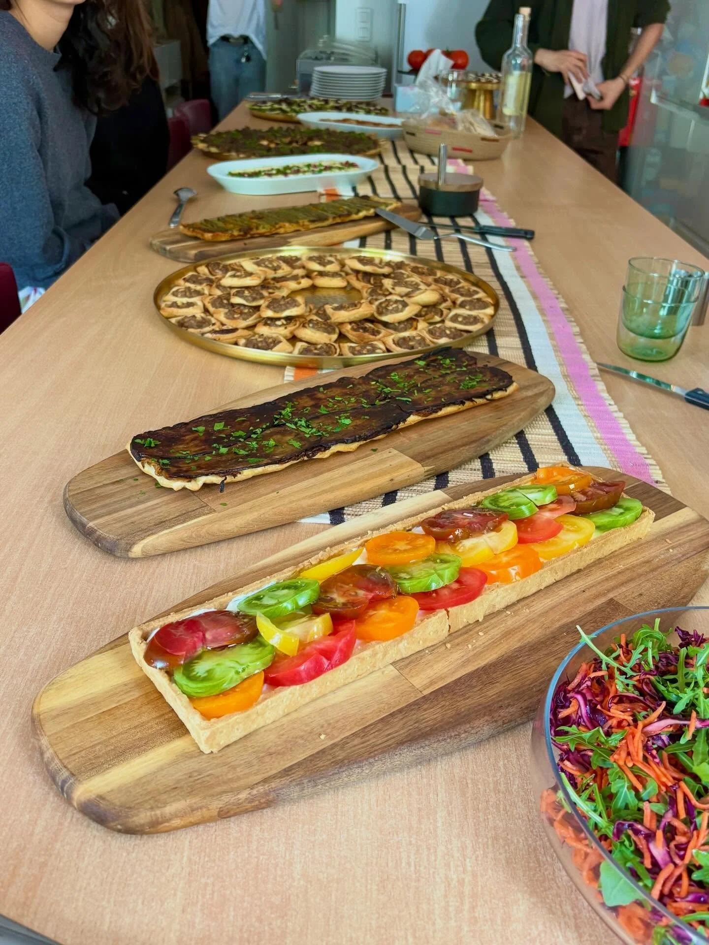 Petite f&ecirc;te de c&eacute;l&eacute;bration ✨

* Tarte au labn&eacute;, menthe et tomates au sumac
* Tatin d&rsquo;asperges au zeste d&rsquo;orange et olives noires
* Tatin d&rsquo;aubergines laqu&eacute;es &agrave; la m&eacute;lasse de grenade et