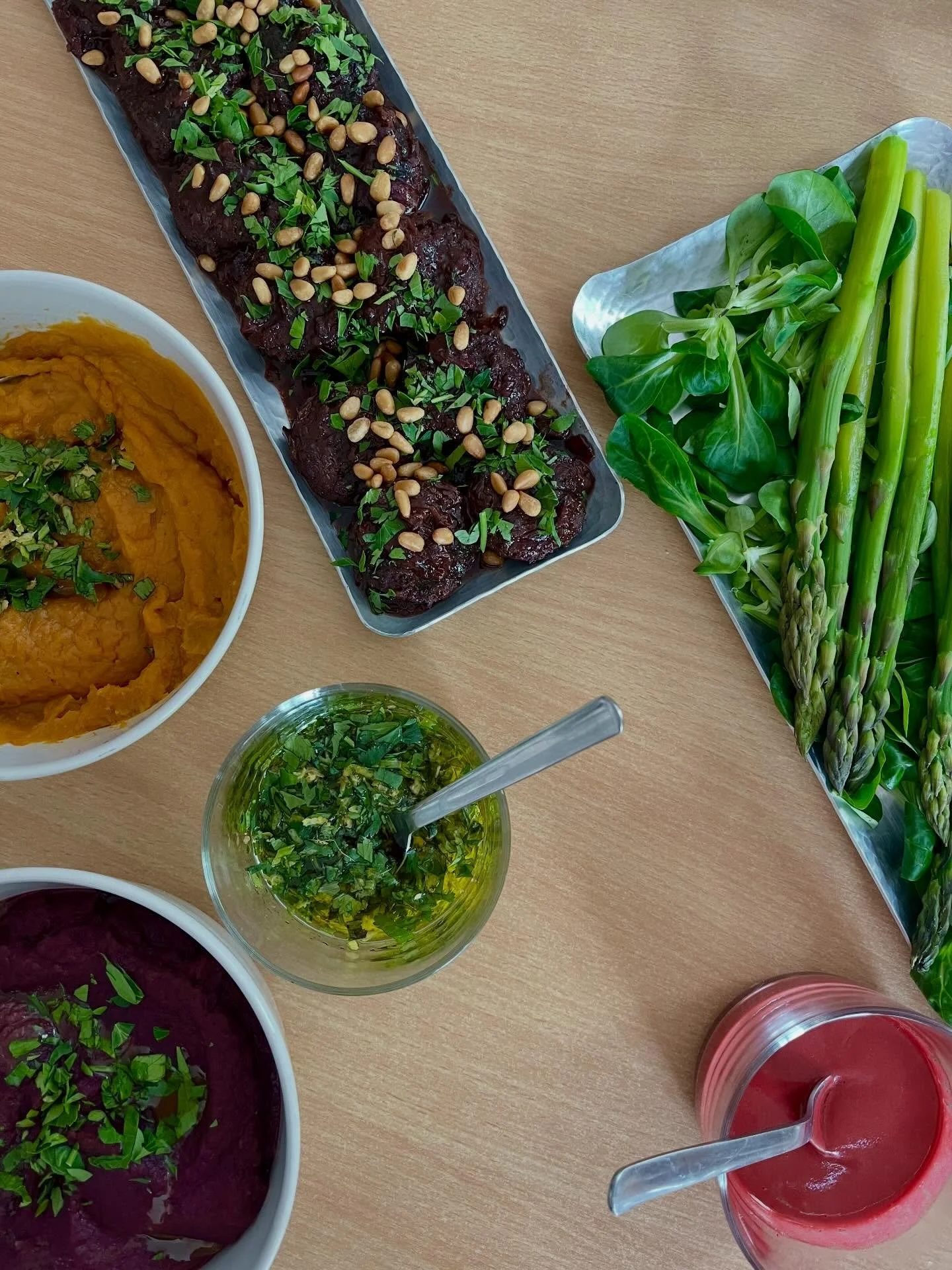 D&eacute;jeuner tout en fra&icirc;cheur et en couleurs 

&bull; Asperges, vinaigrette de betteraves 
&bull; Kabab bil karaz (kafta sauce cerises noires)
&bull; Pur&eacute;e de patates douces r&ocirc;ties au cumin
&bull; Pur&eacute;e de carottes viole