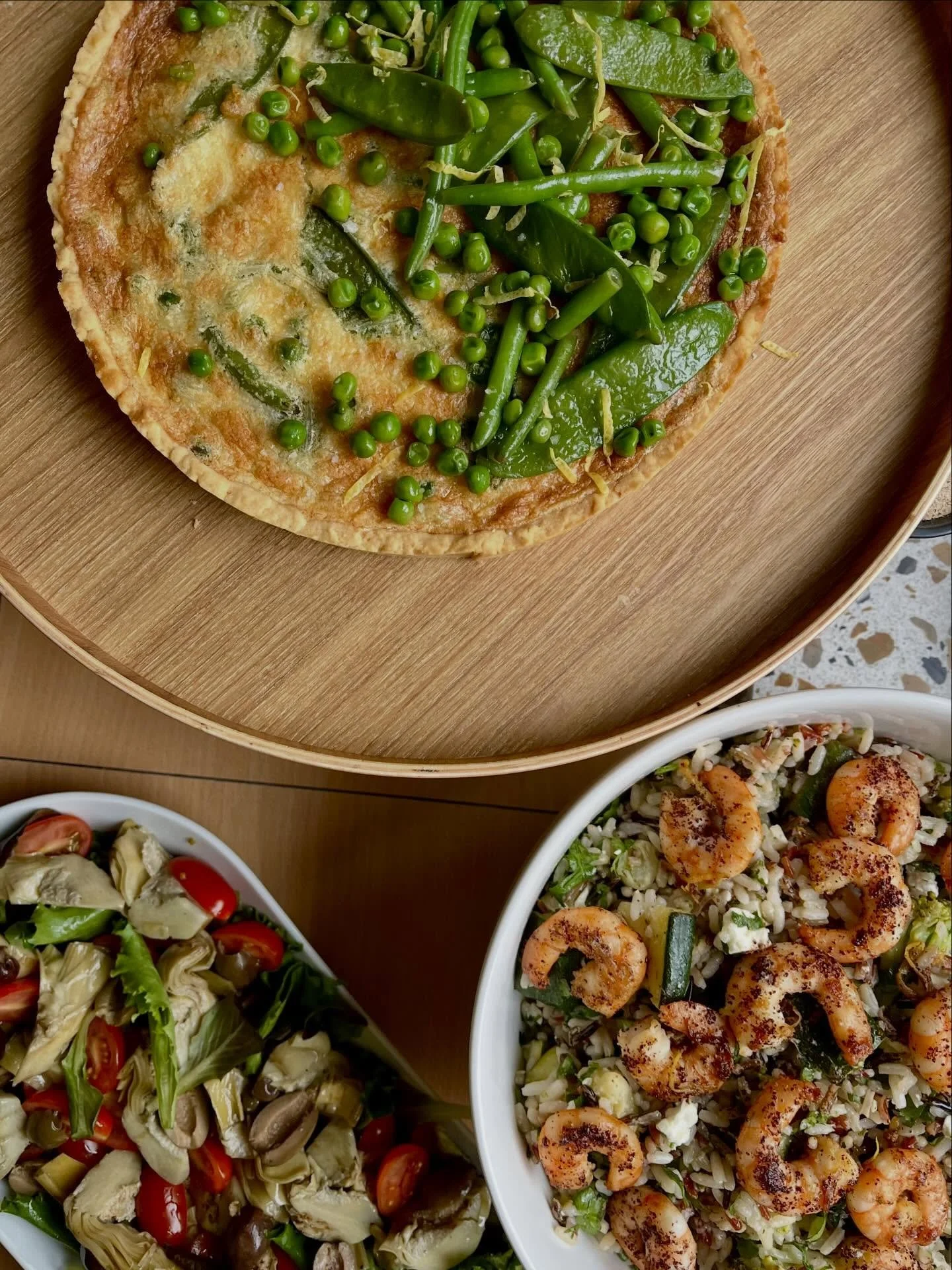 &bull; Quiche au l&eacute;gumes verts
&bull; Salade de riz sauvage et complet aux crevettes po&ecirc;l&eacute;es au sumac
&bull; Artichauts marin&eacute;s et olives noires du Liban
&bull; Petits choux &agrave; la rose